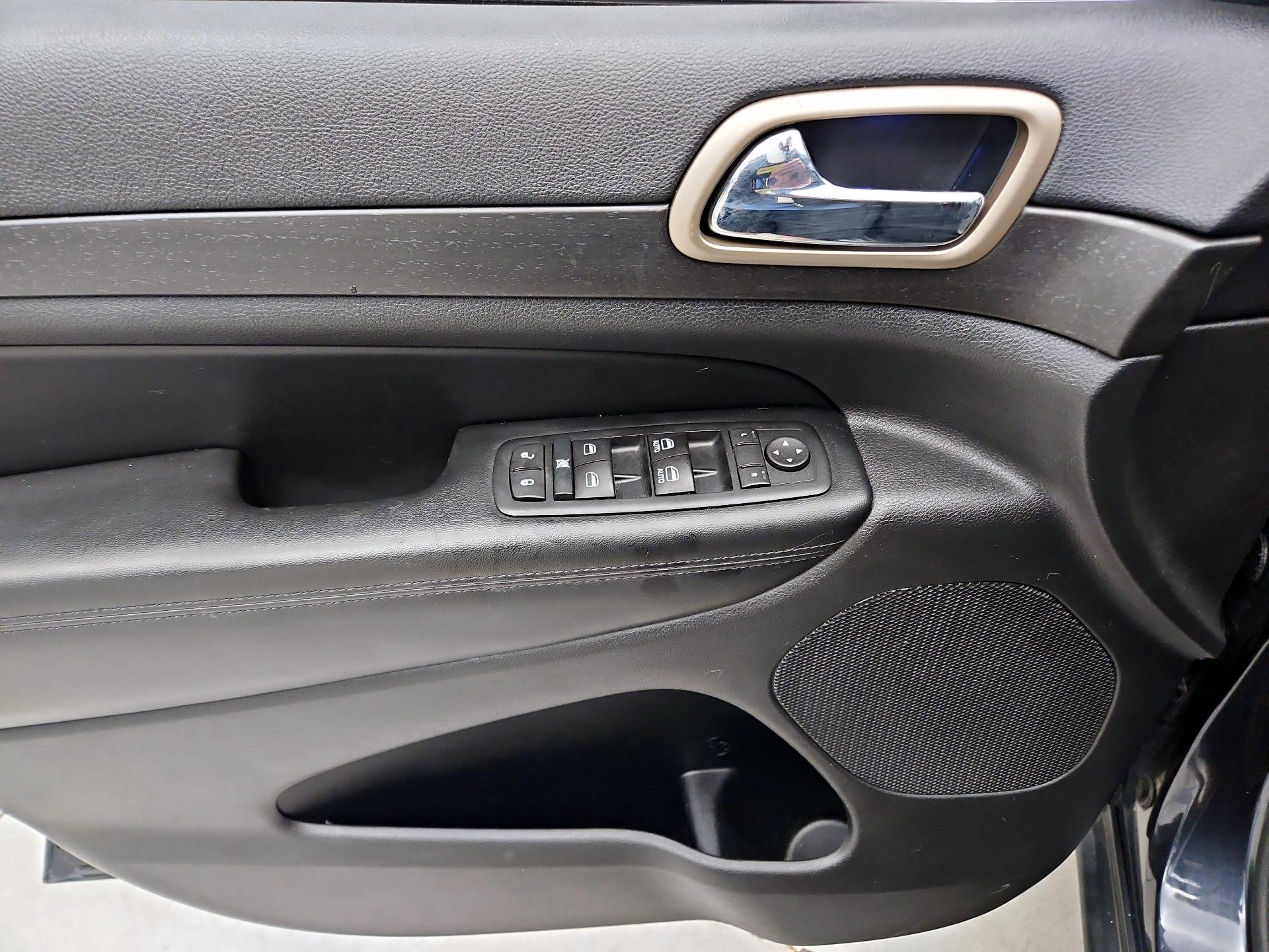 Thumbnail: 2015 Jeep Grand Cherokee - 12