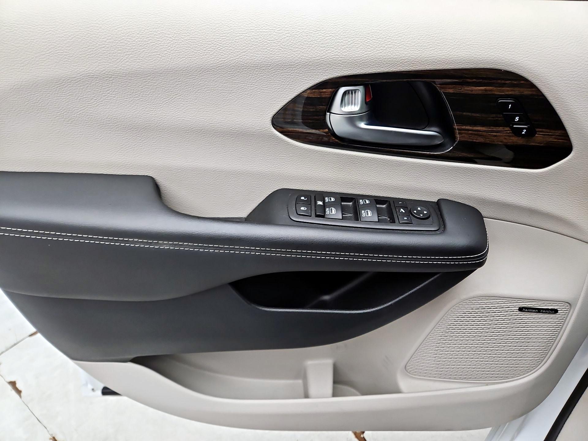 Thumbnail: 2023 Chrysler Pacifica - 12