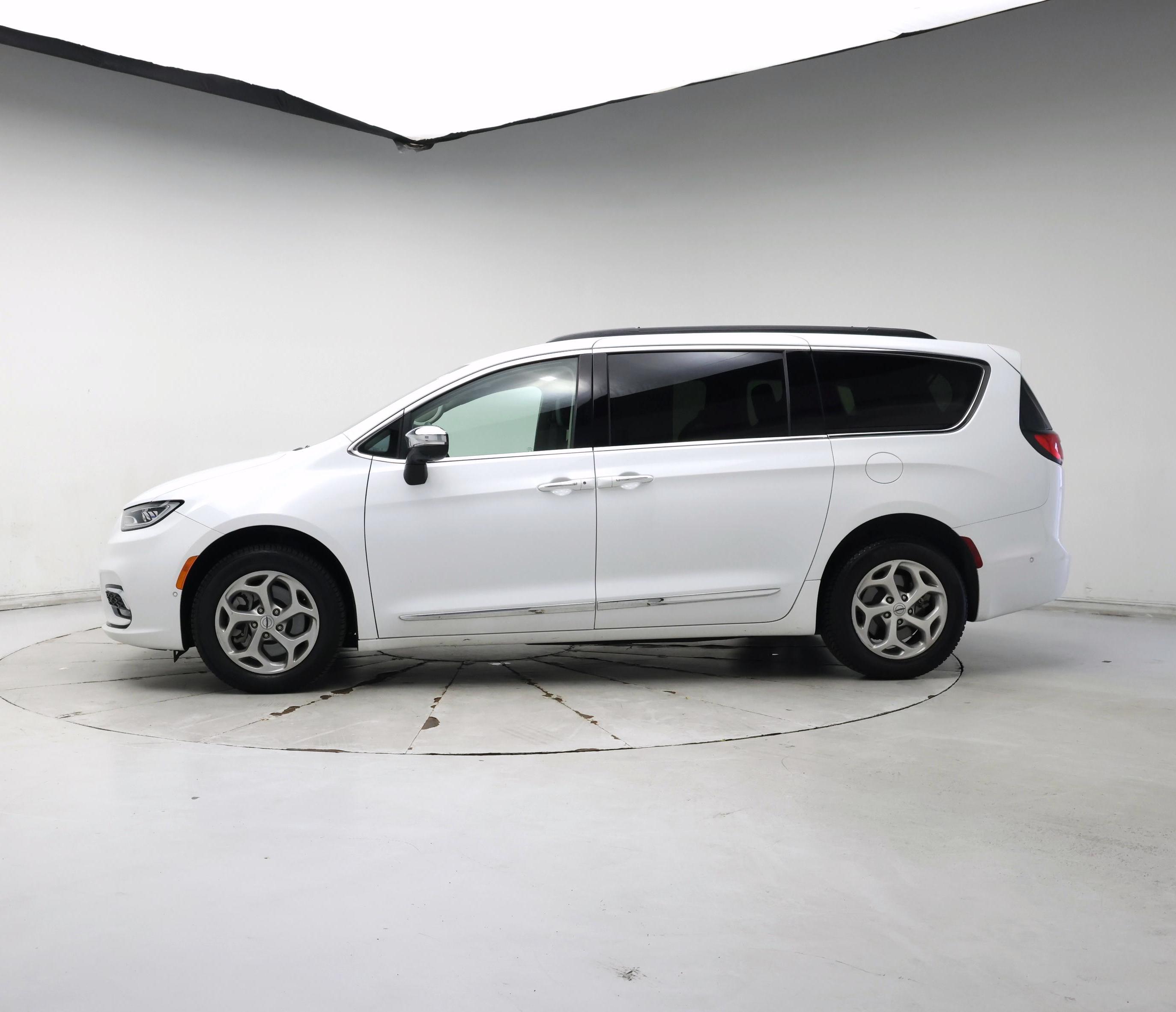 Thumbnail: 2023 Chrysler Pacifica - 3