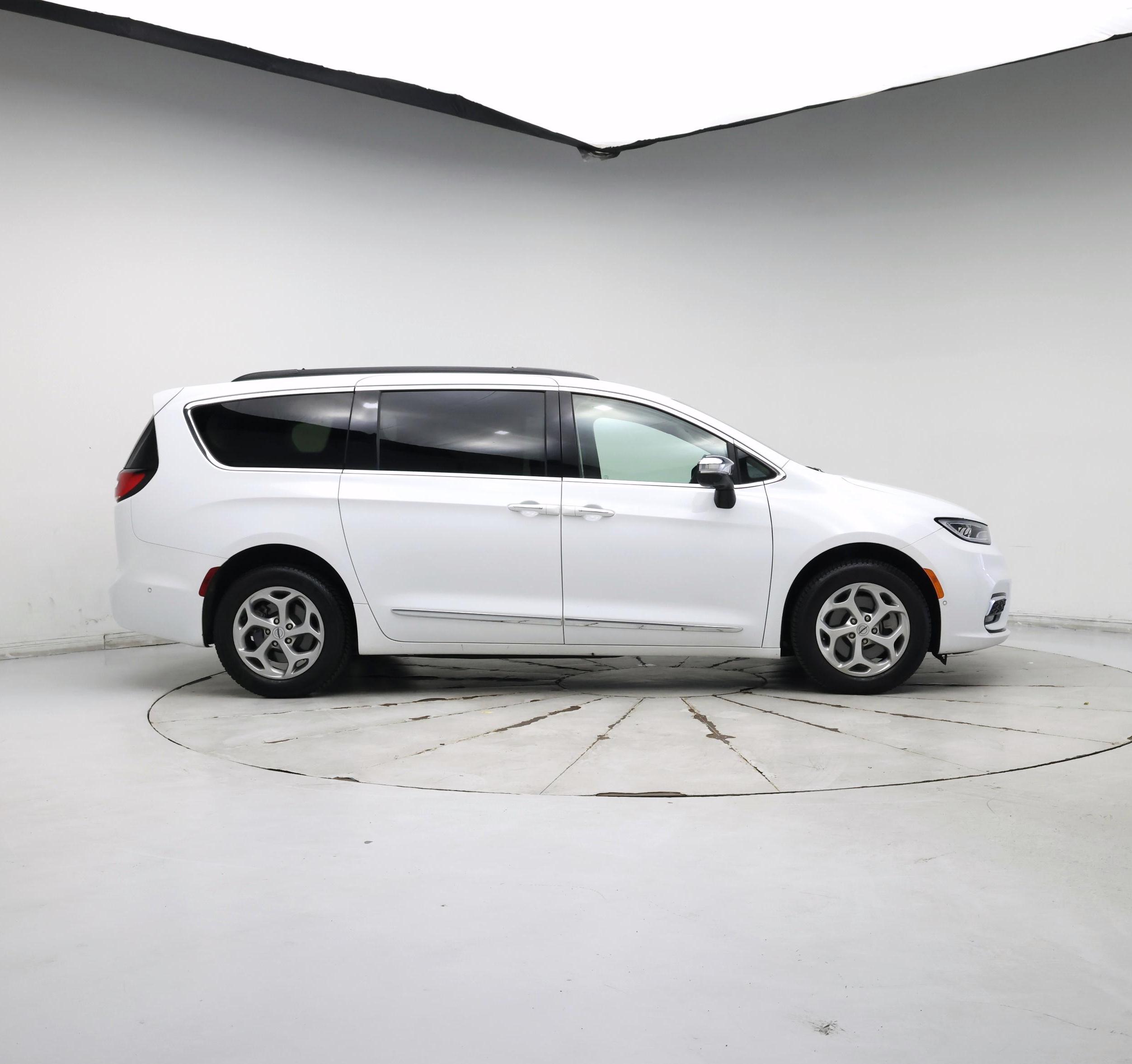 Thumbnail: 2023 Chrysler Pacifica - 7