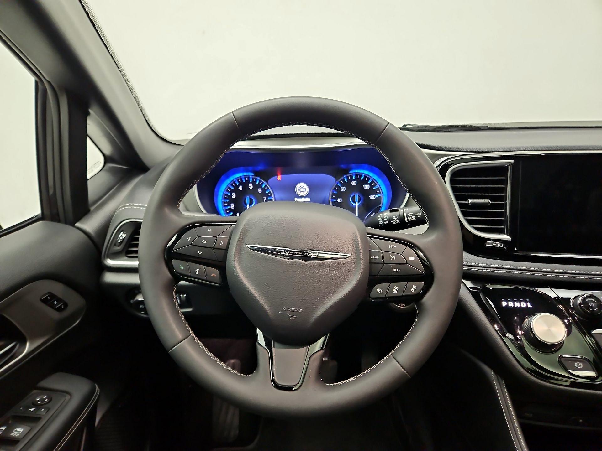 Thumbnail: 2023 Chrysler Pacifica - 10