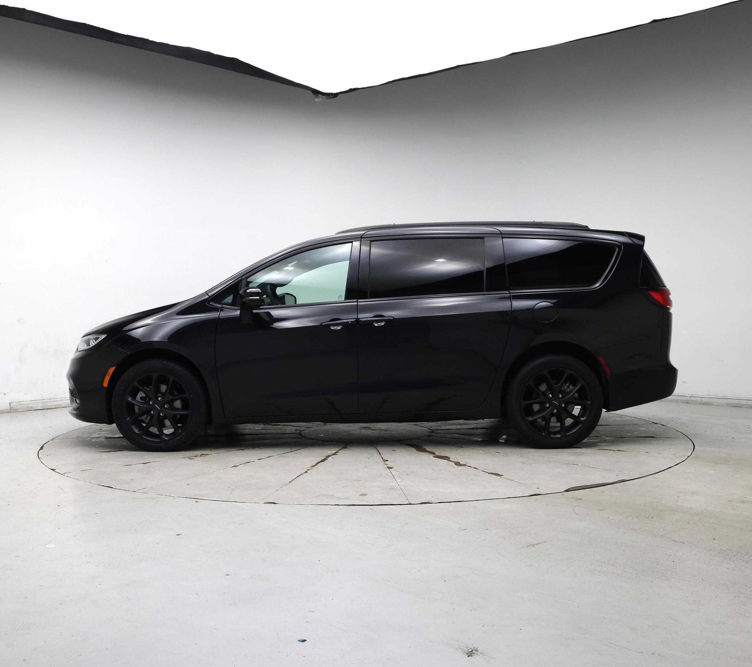 Thumbnail: 2023 Chrysler Pacifica - 3