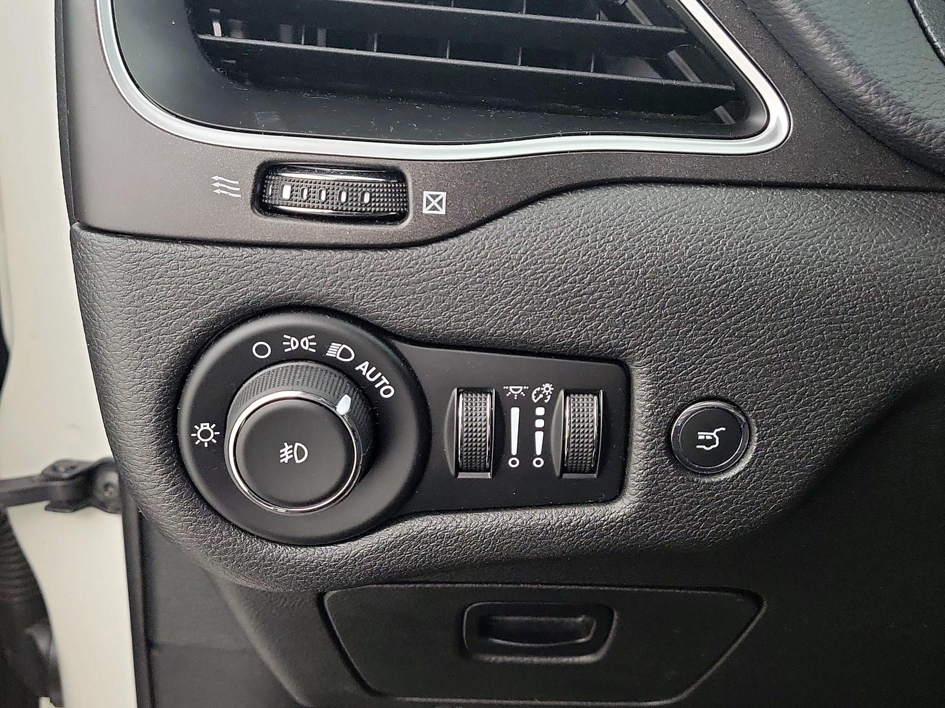 Thumbnail: 2019 Jeep Cherokee - 13
