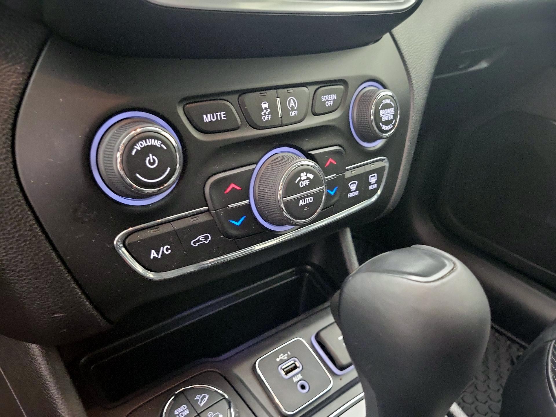 Thumbnail: 2019 Jeep Cherokee - 16