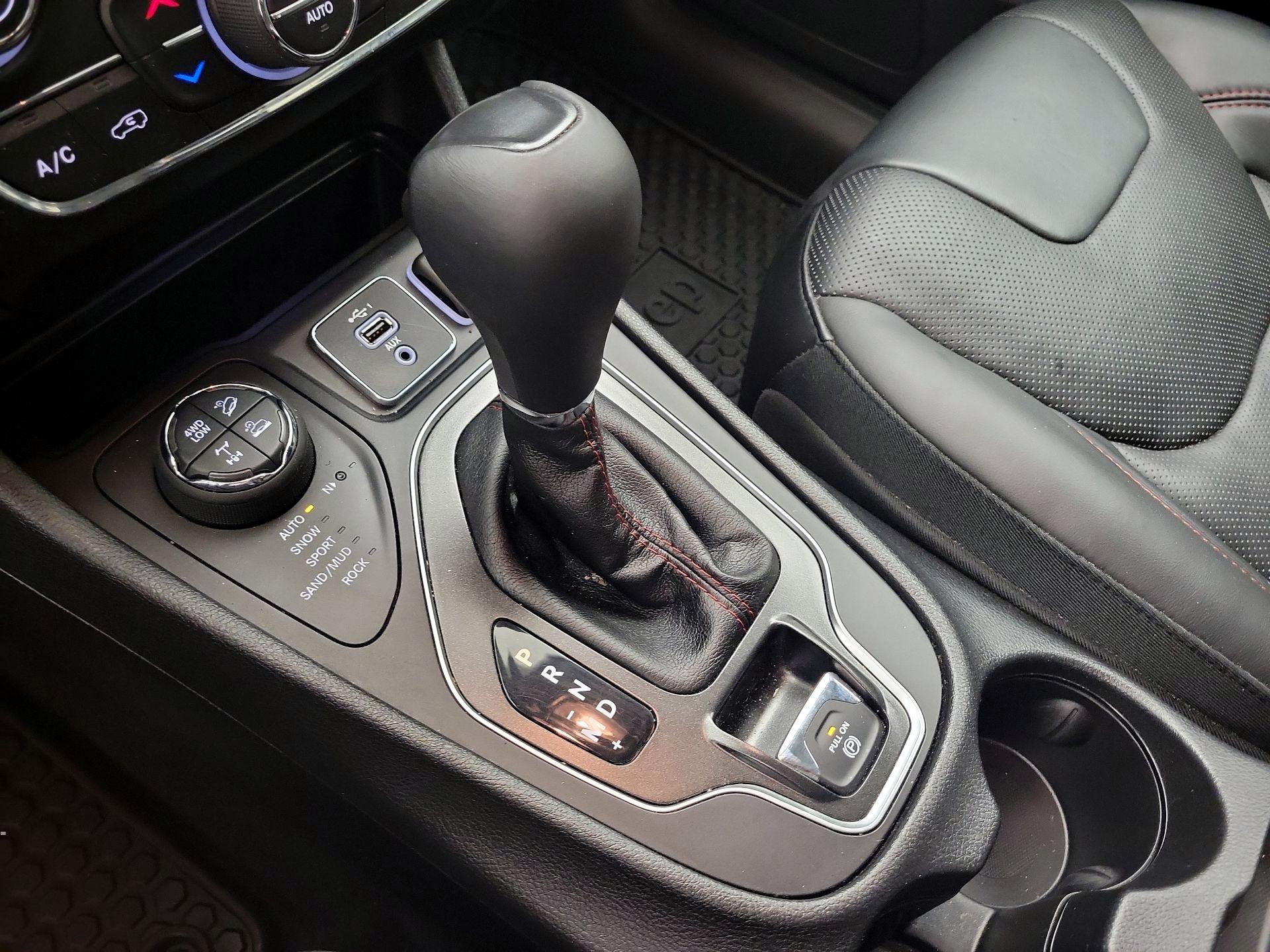 Thumbnail: 2019 Jeep Cherokee - 17