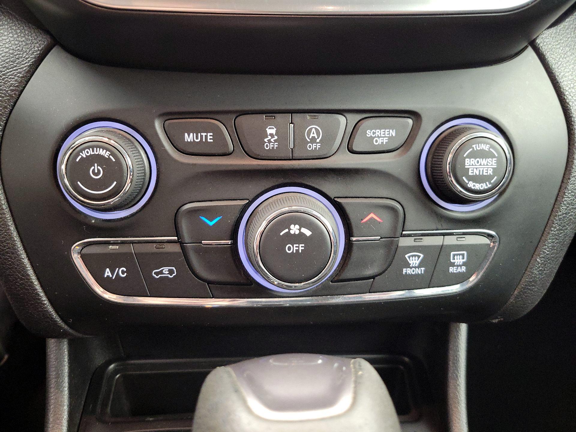 Thumbnail: 2019 Jeep Cherokee - 16