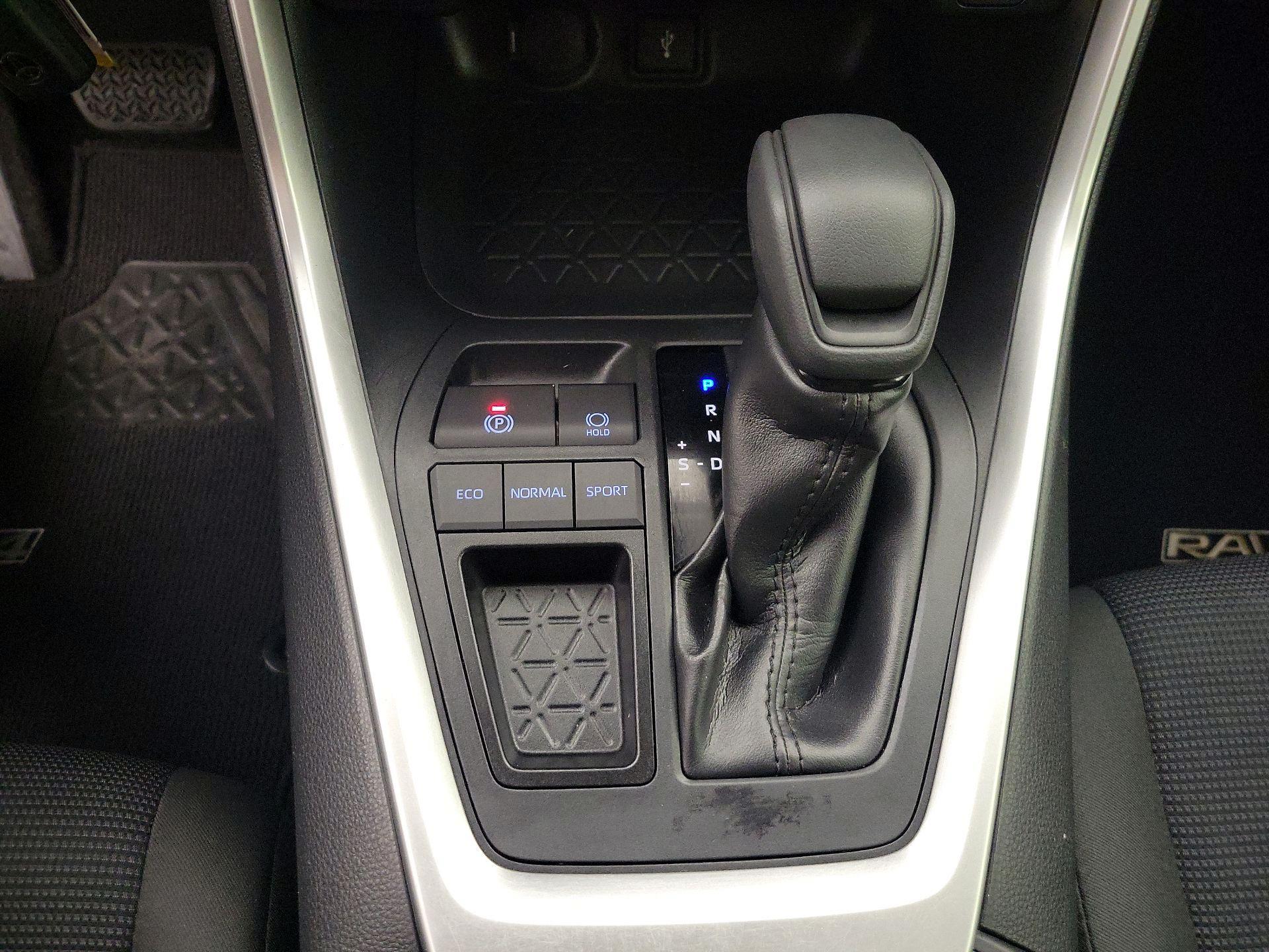 Thumbnail: 2020 Toyota RAV4 - 17