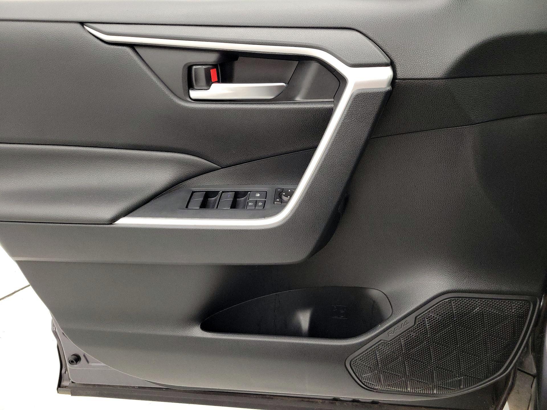 Thumbnail: 2019 Toyota RAV4 - 12