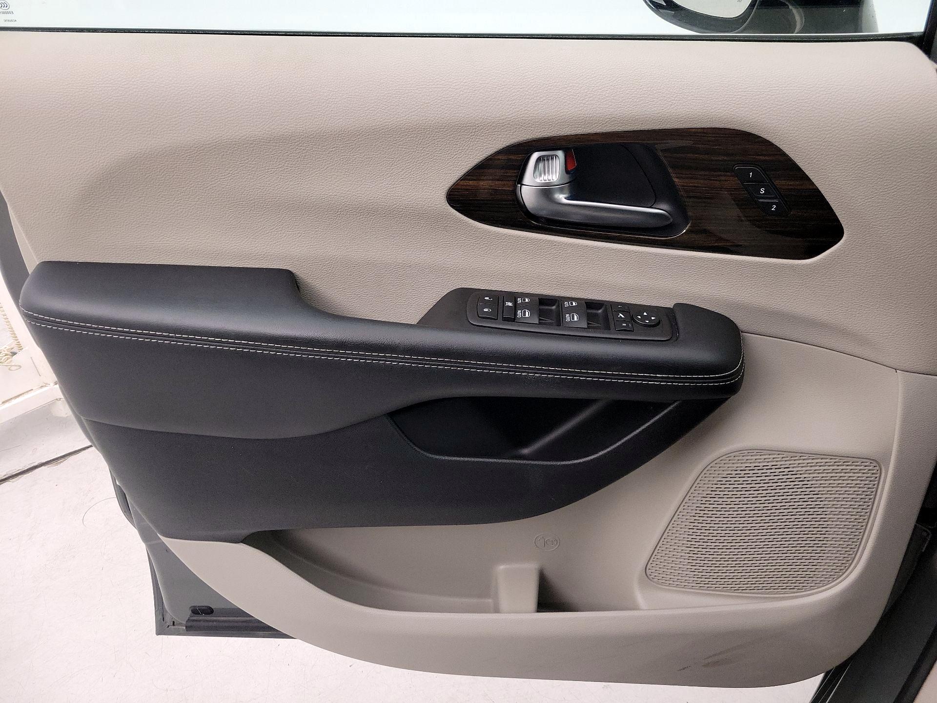 Thumbnail: 2023 Chrysler Pacifica - 12