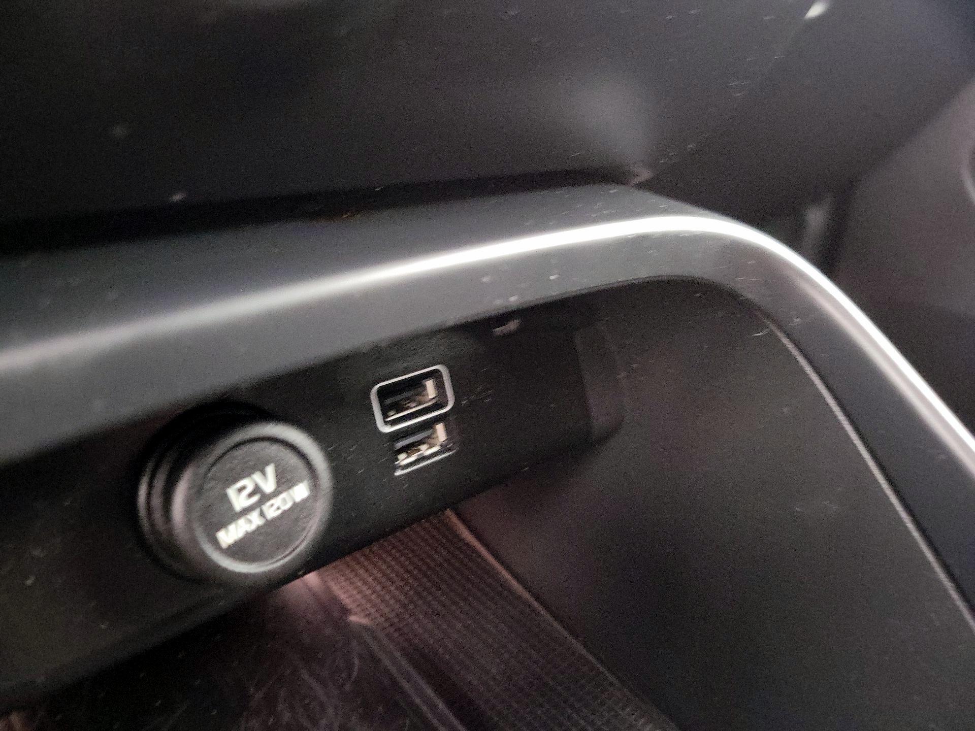 Thumbnail: 2022 Volvo XC40 - 19