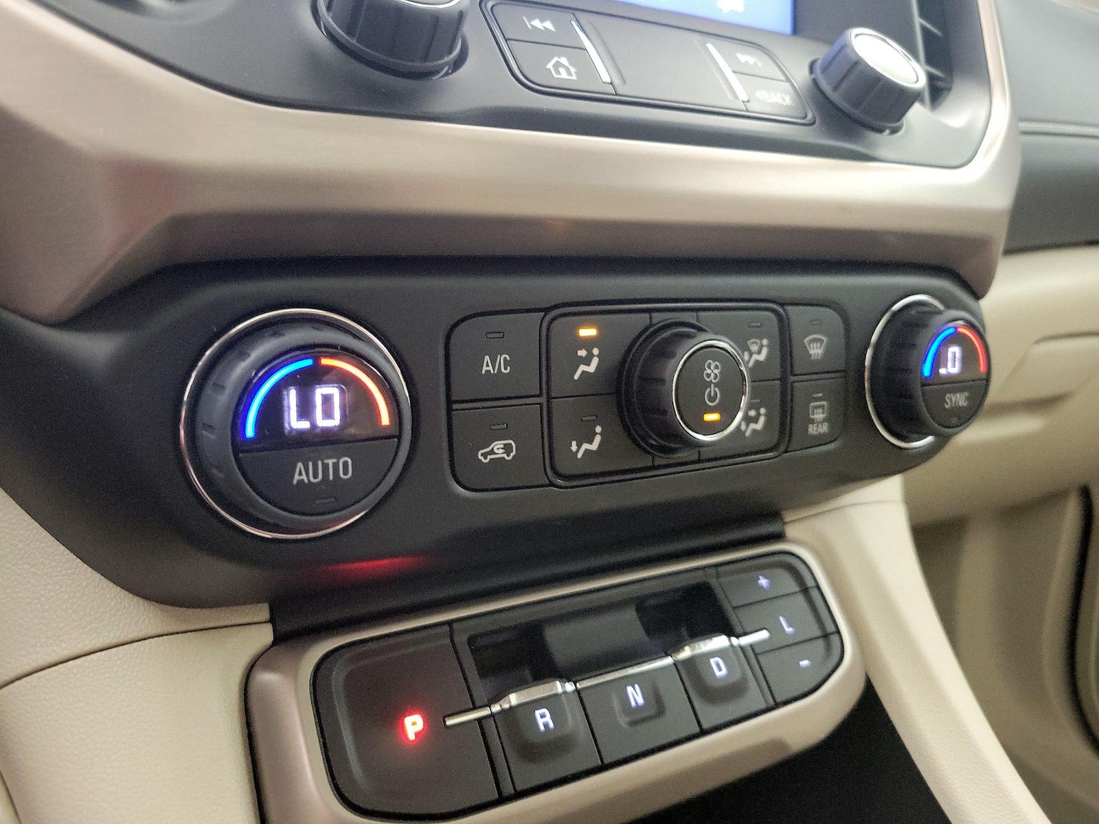 2023 GMC Acadia Denali - Photo 17