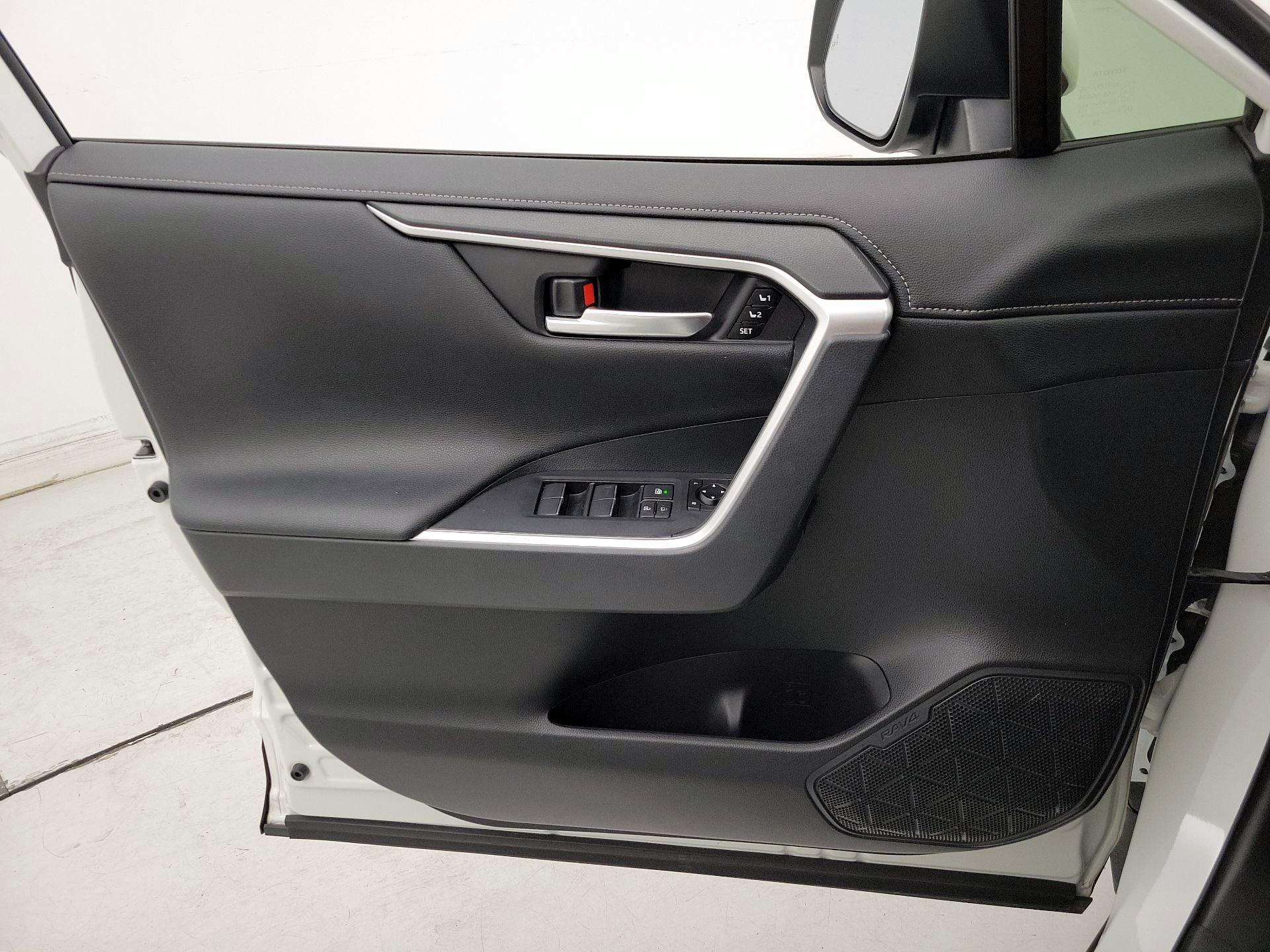 Thumbnail: 2019 Toyota RAV4 - 12