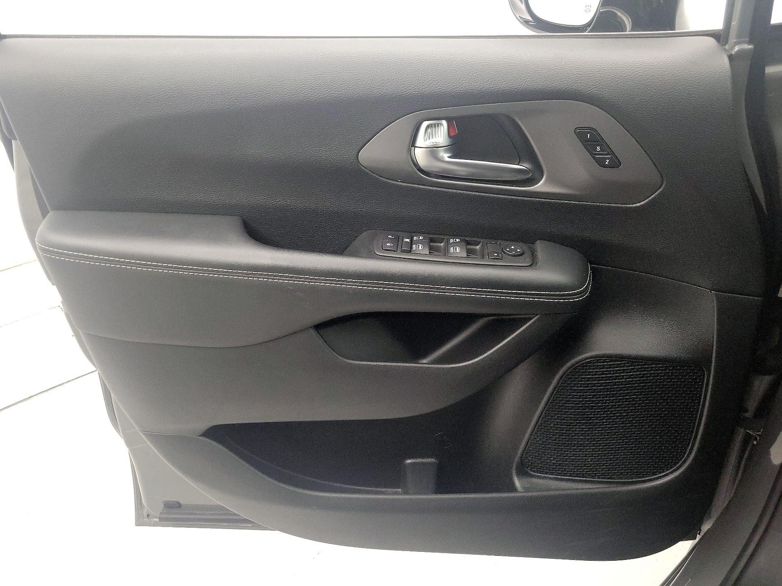 2025 Chrysler Pacifica Select - Photo 13