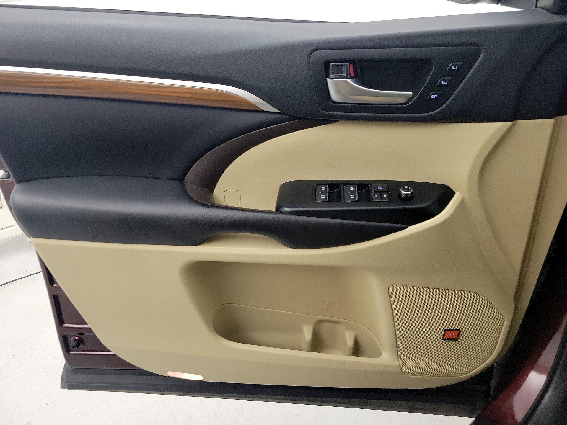 Thumbnail: 2019 Toyota Highlander - 12