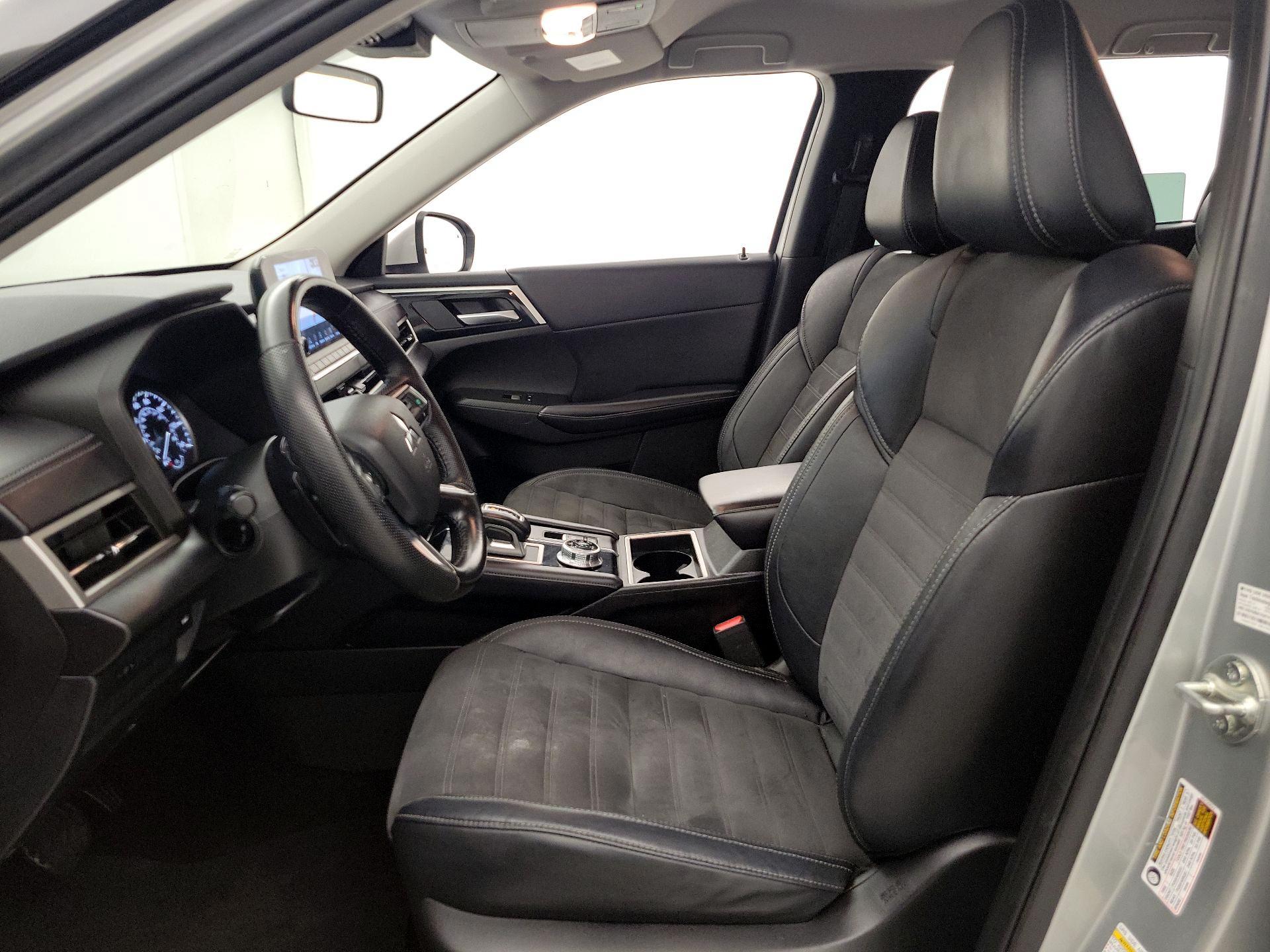 Thumbnail: 2023 Mitsubishi Outlander - 20