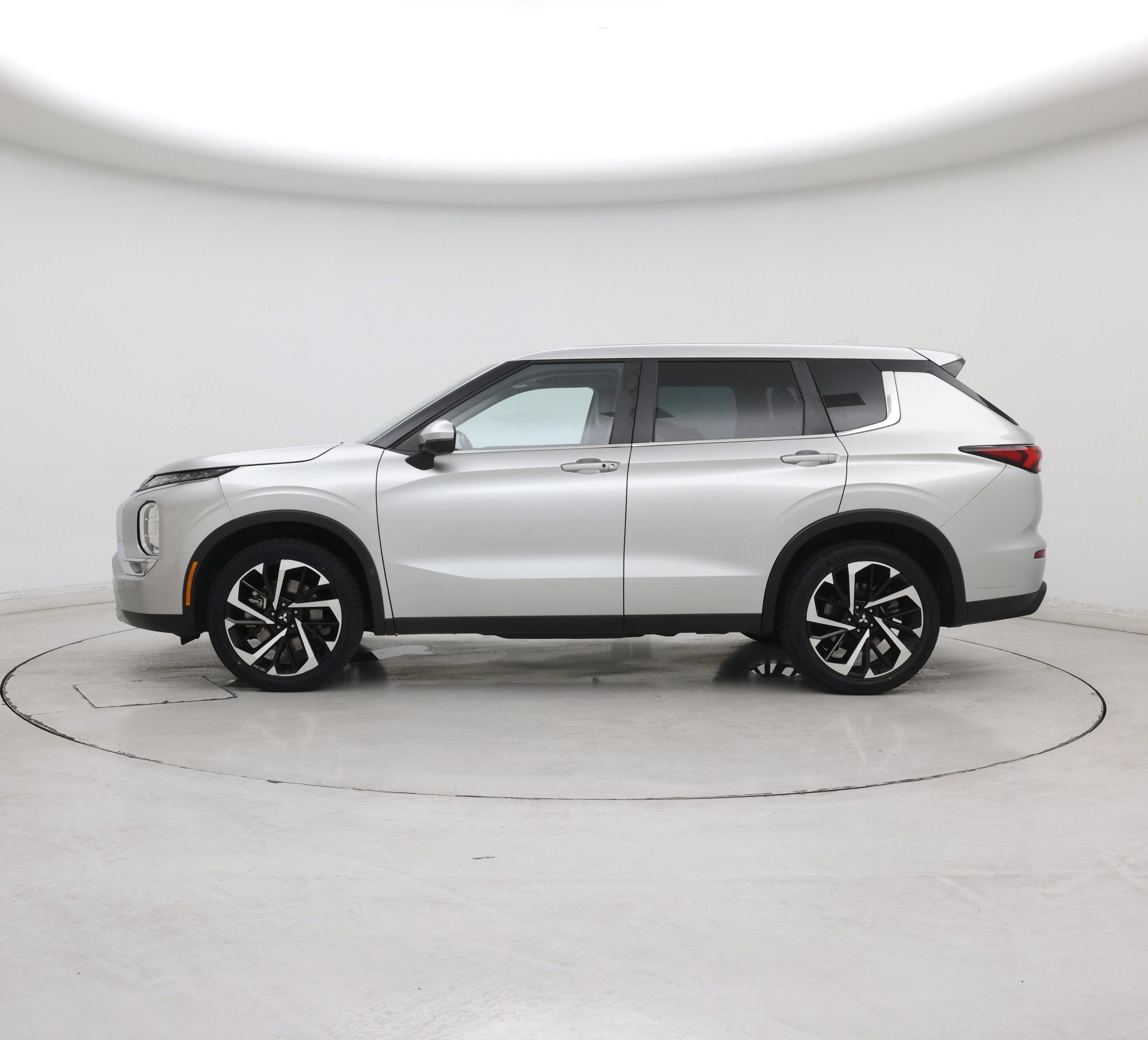 Thumbnail: 2023 Mitsubishi Outlander - 3