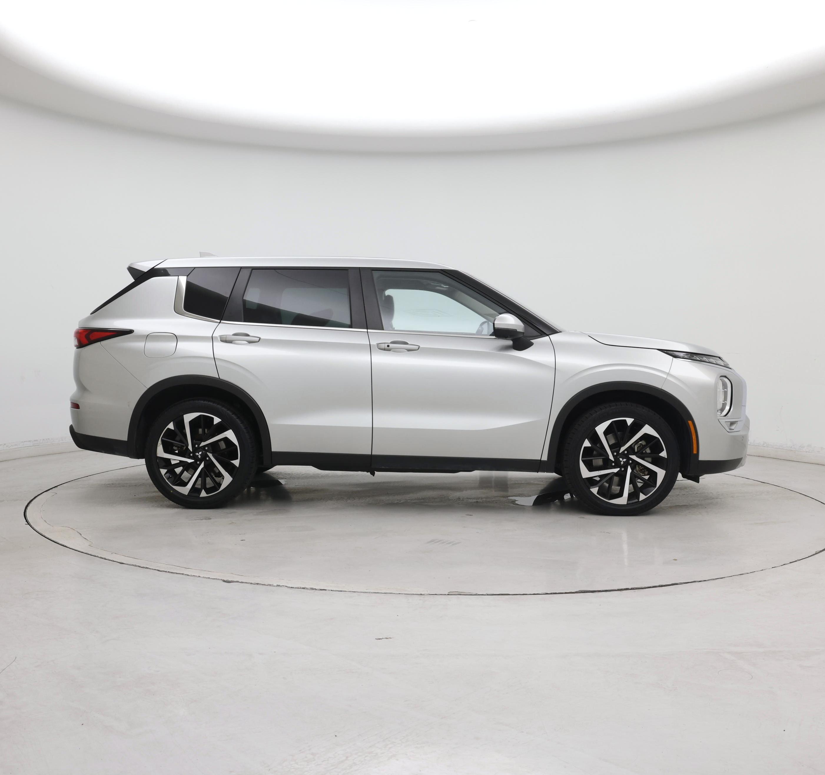 Thumbnail: 2023 Mitsubishi Outlander - 7