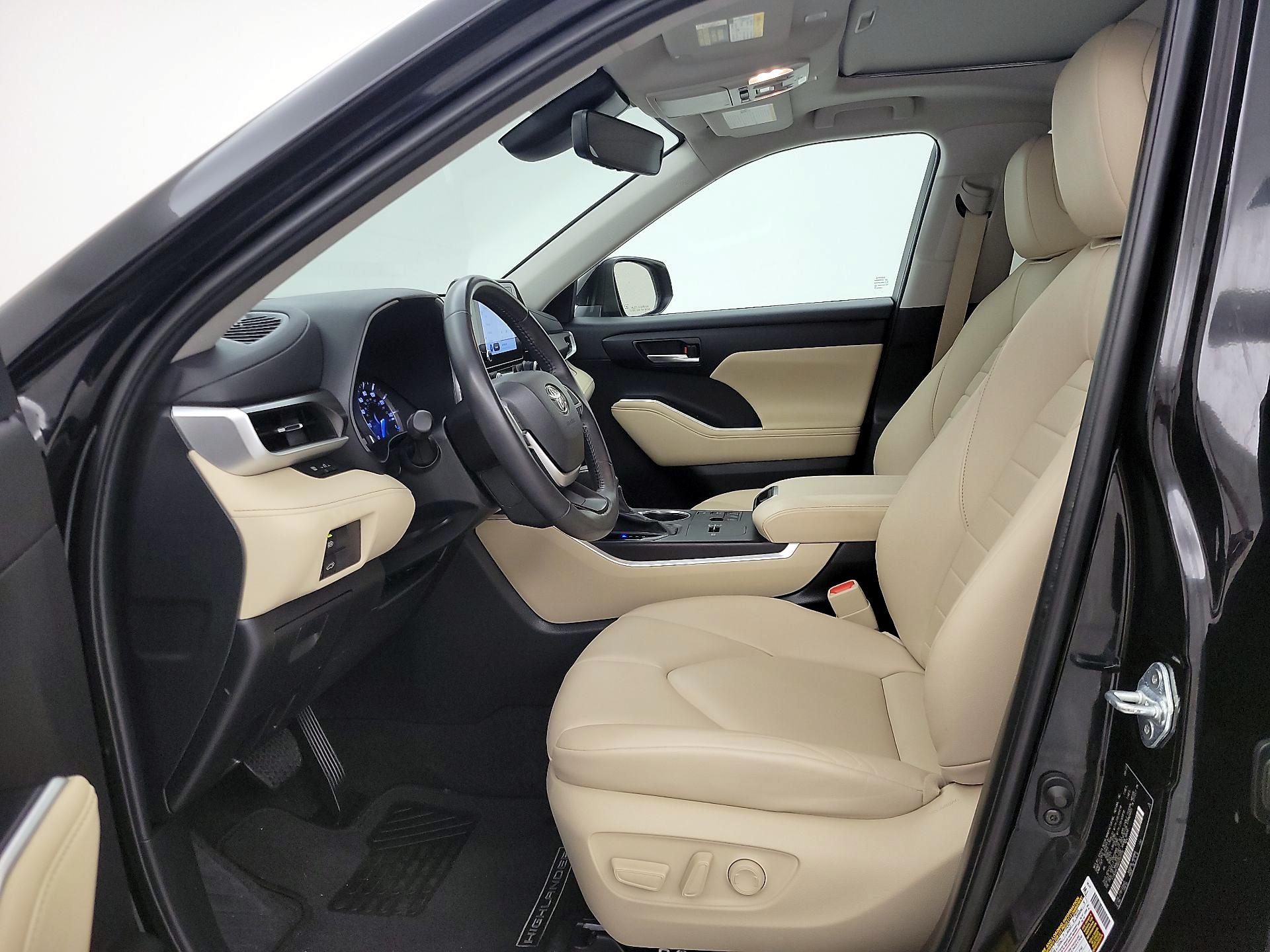 Thumbnail: 2023 Toyota Highlander - 11