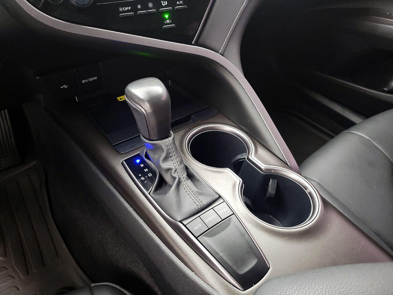 2024 Toyota Camry SE - Photo 18