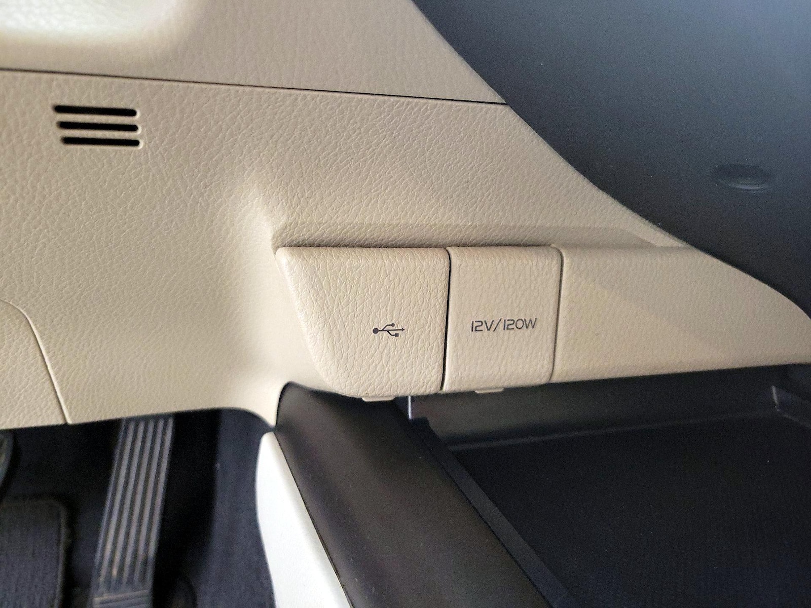2023 Toyota Camry LE - Photo 19