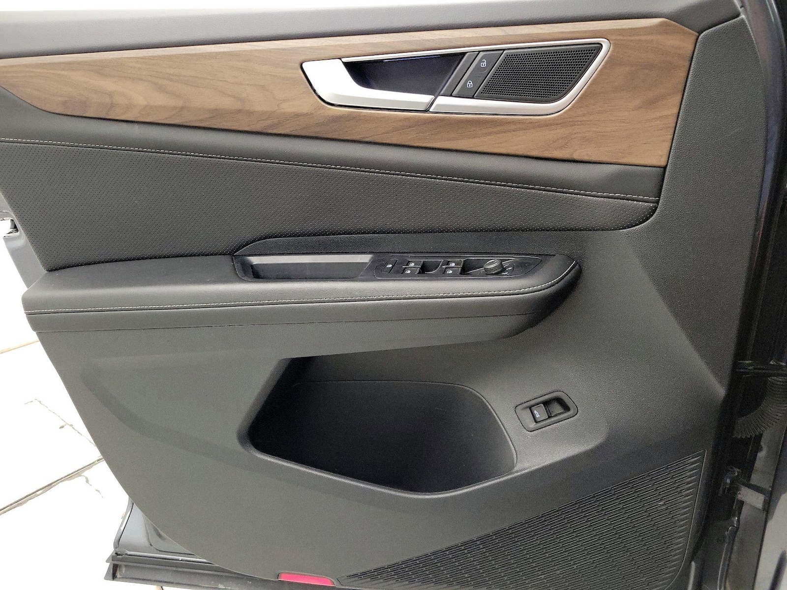 2025 Volkswagen Atlas SE w/Tech - Photo 13