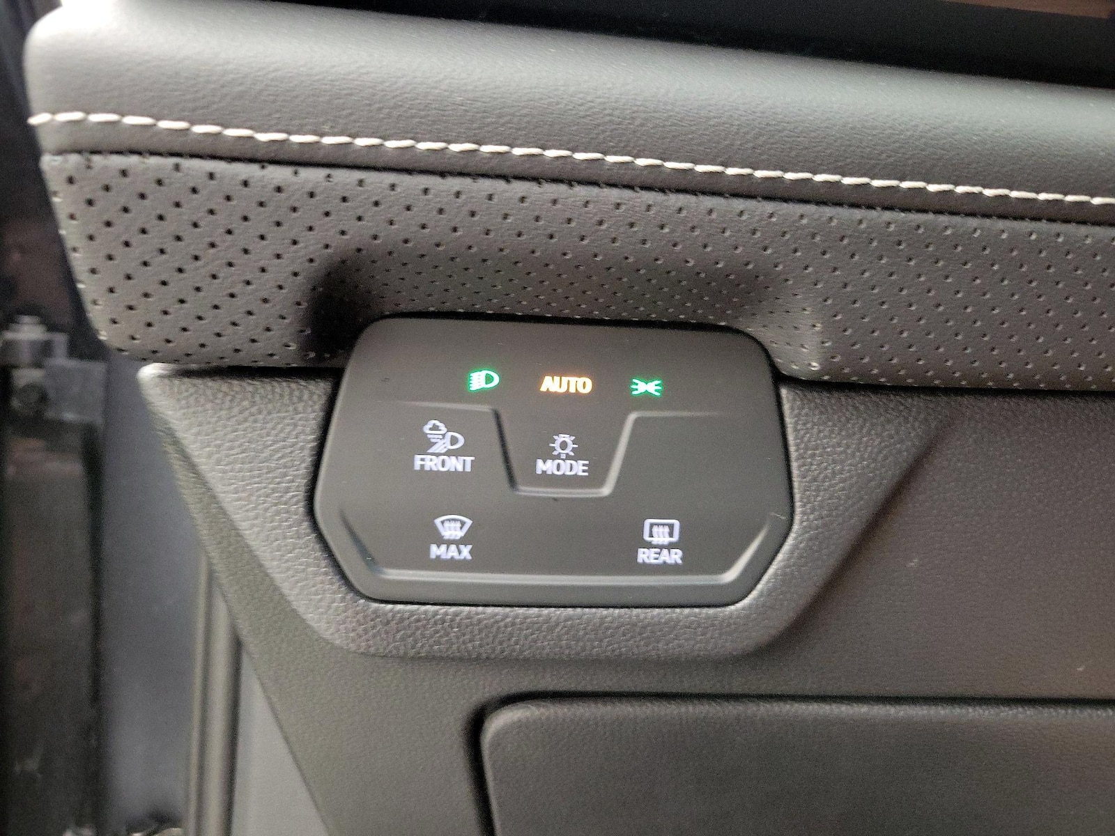 2025 Volkswagen Atlas SE w/Tech - Photo 14