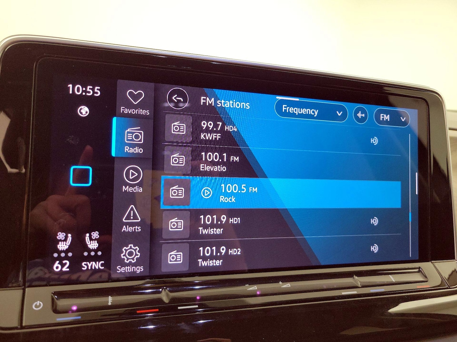 2025 Volkswagen Atlas SE w/Tech - Photo 16