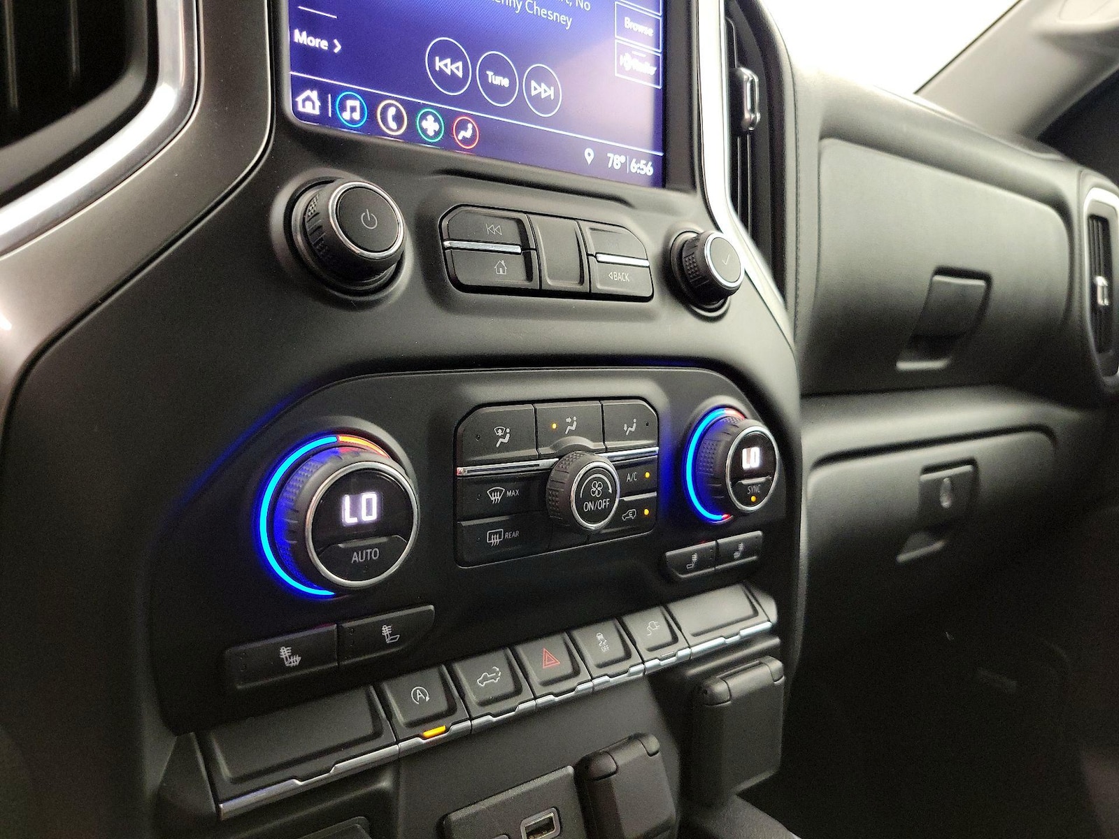 2019 Chevrolet Silverado 1500 RST - Photo 17