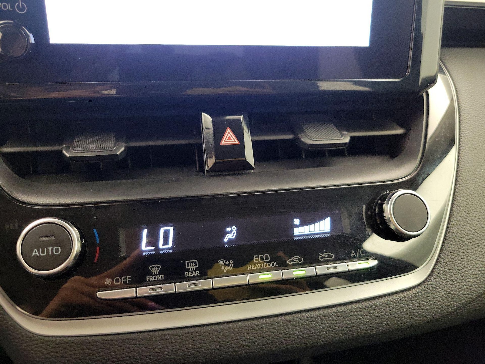 2025 Toyota Corolla LE - Photo 17