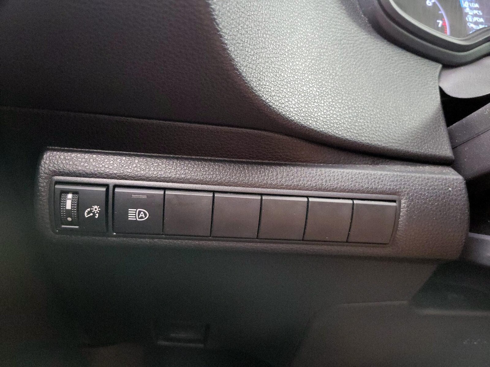 2025 Toyota Corolla LE - Photo 14