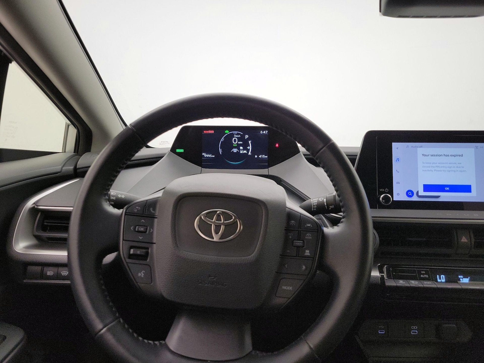 2025 Toyota Prius LE - Photo 11