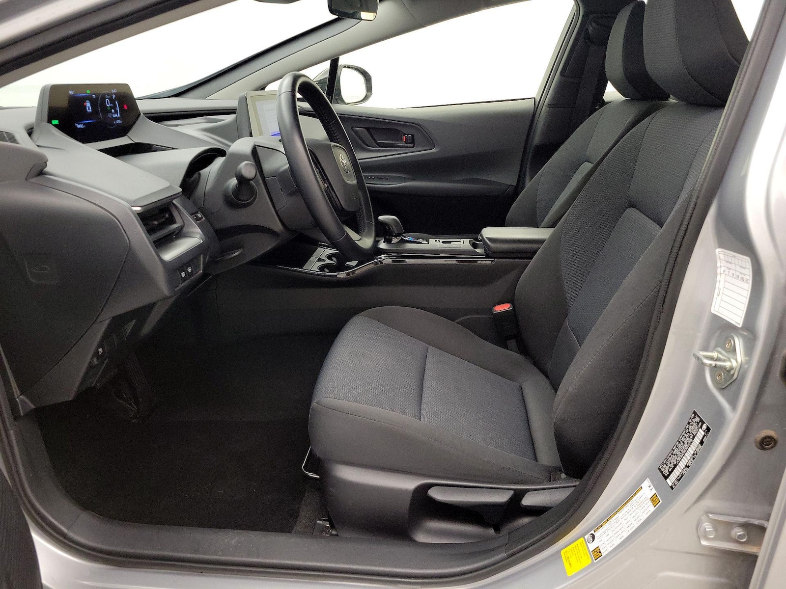 2025 Toyota Prius LE - Photo 12
