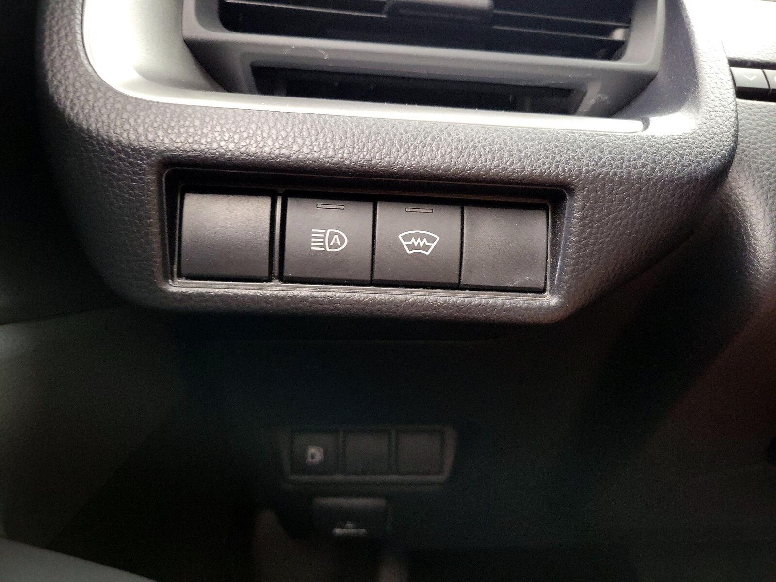 2025 Toyota Prius LE - Photo 14