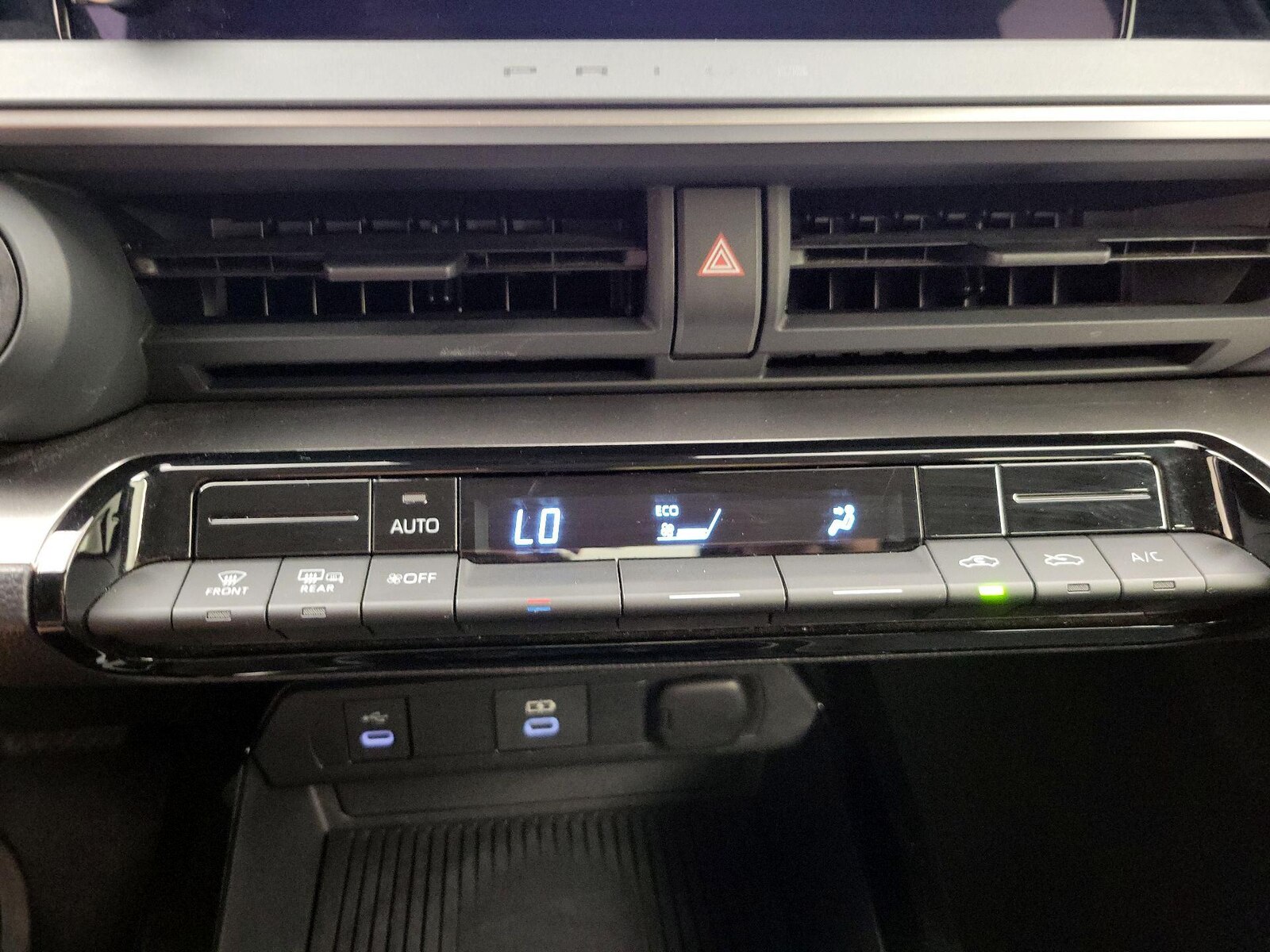 2025 Toyota Prius LE - Photo 17