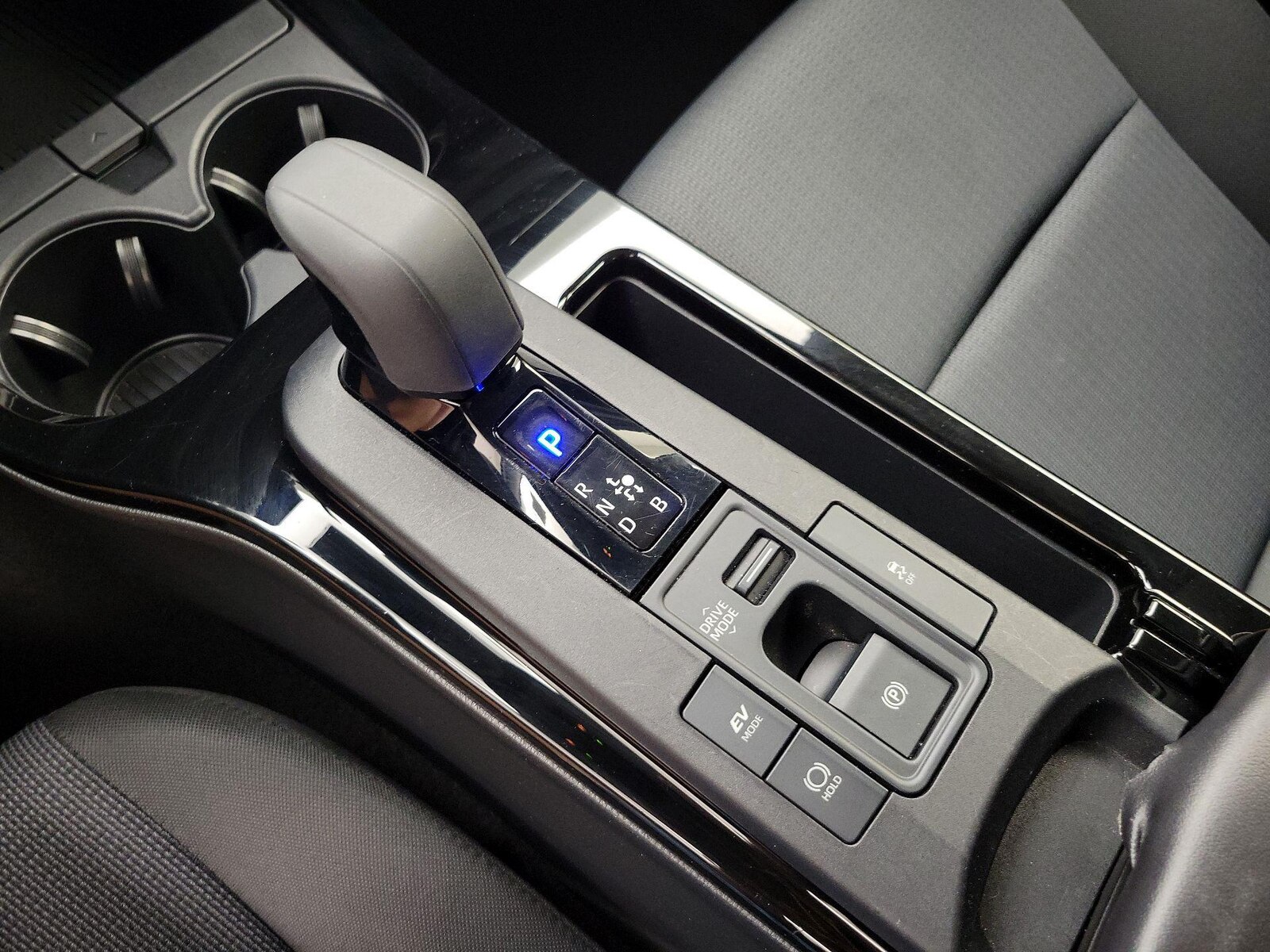 2025 Toyota Prius LE - Photo 18