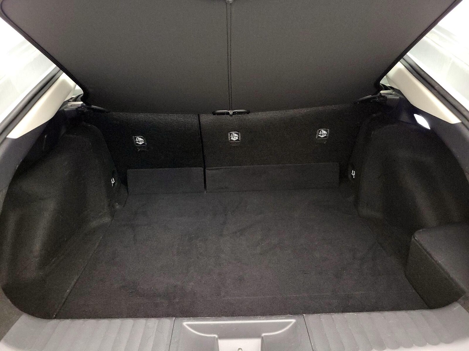 2025 Toyota Prius LE - Photo 21