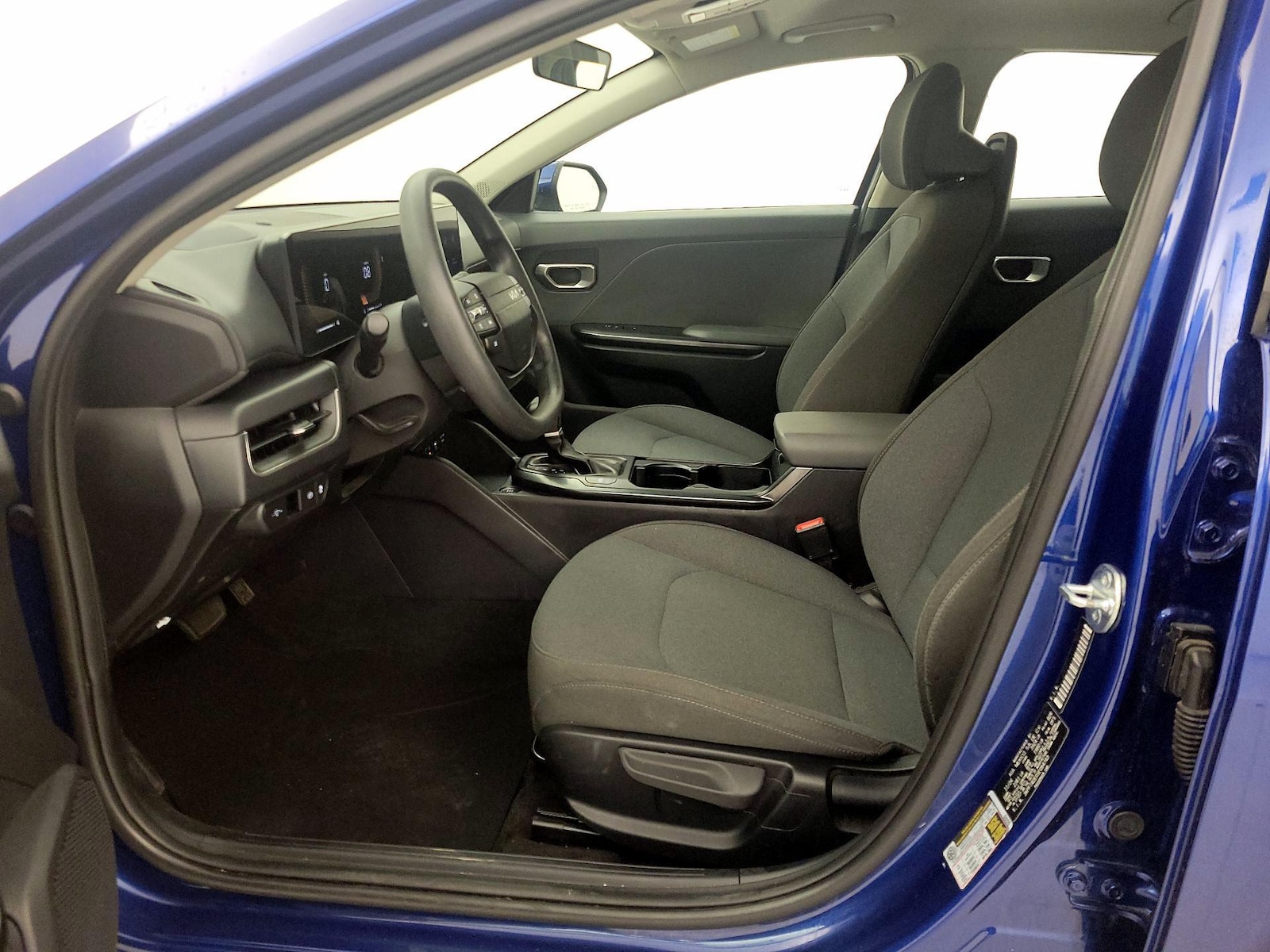 2025 Kia K4 LXS - Photo 12