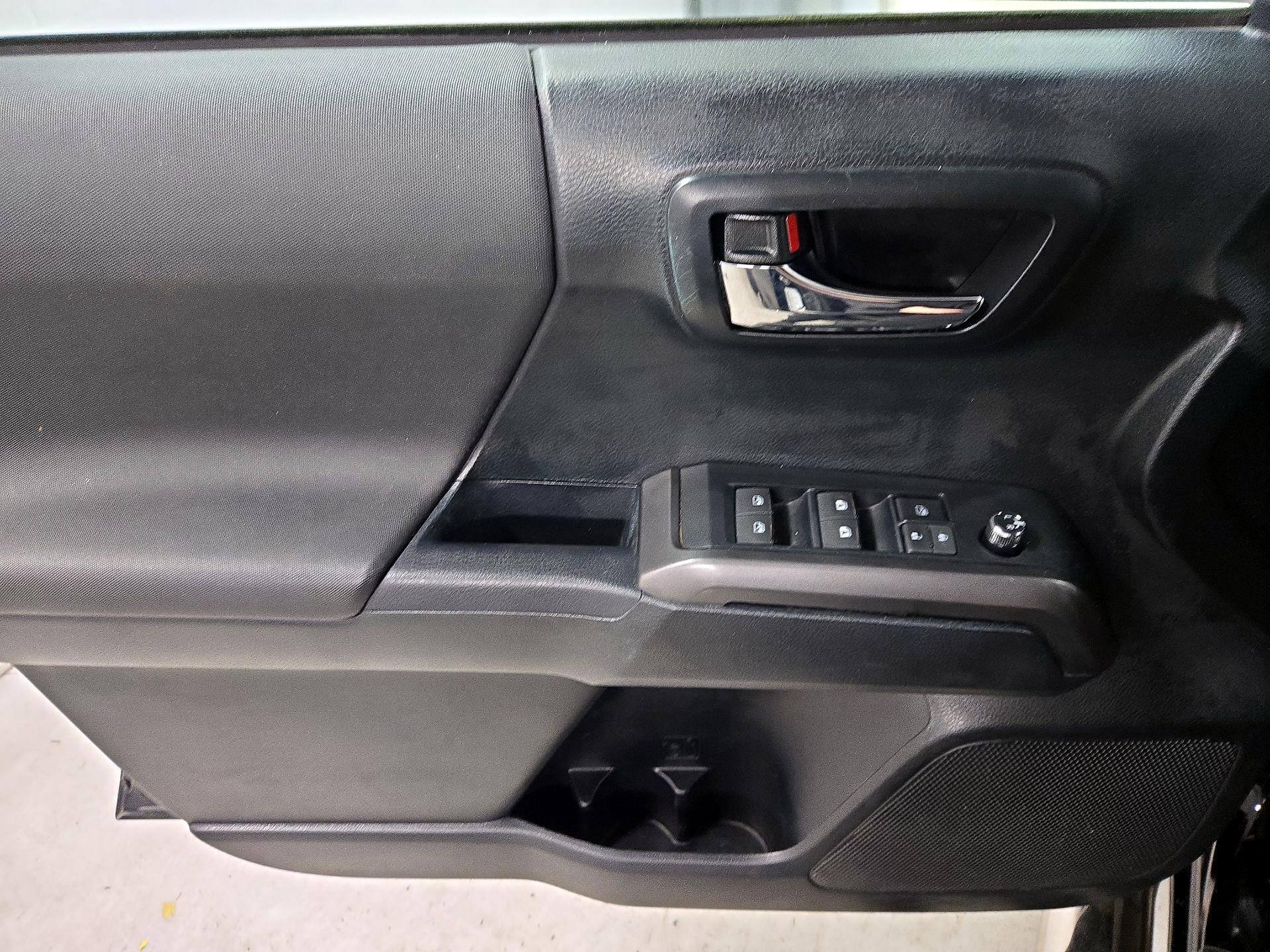 Thumbnail: 2016 Toyota Tacoma - 12