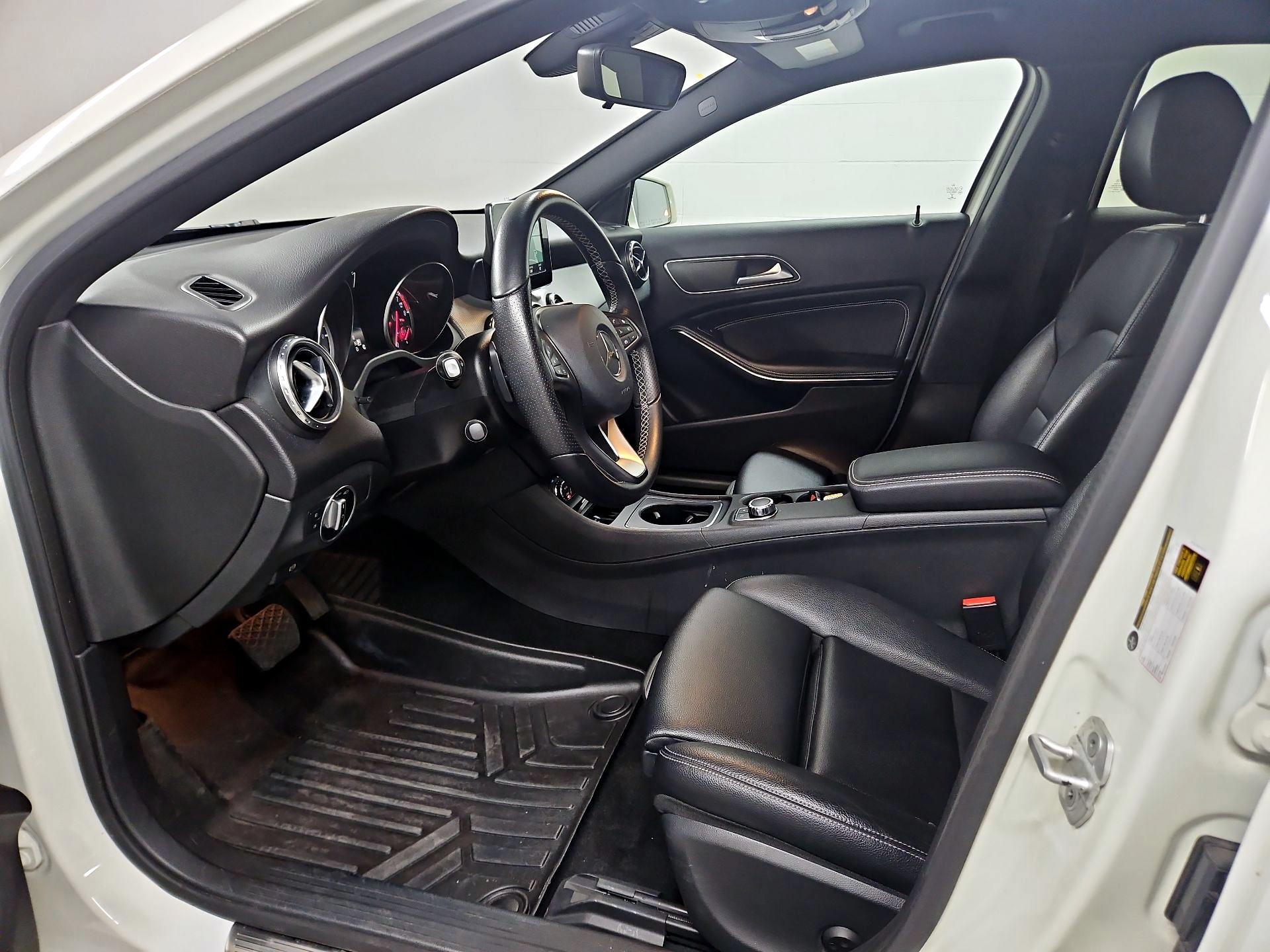 Thumbnail: 2016 Mercedes-Benz GLA - 11