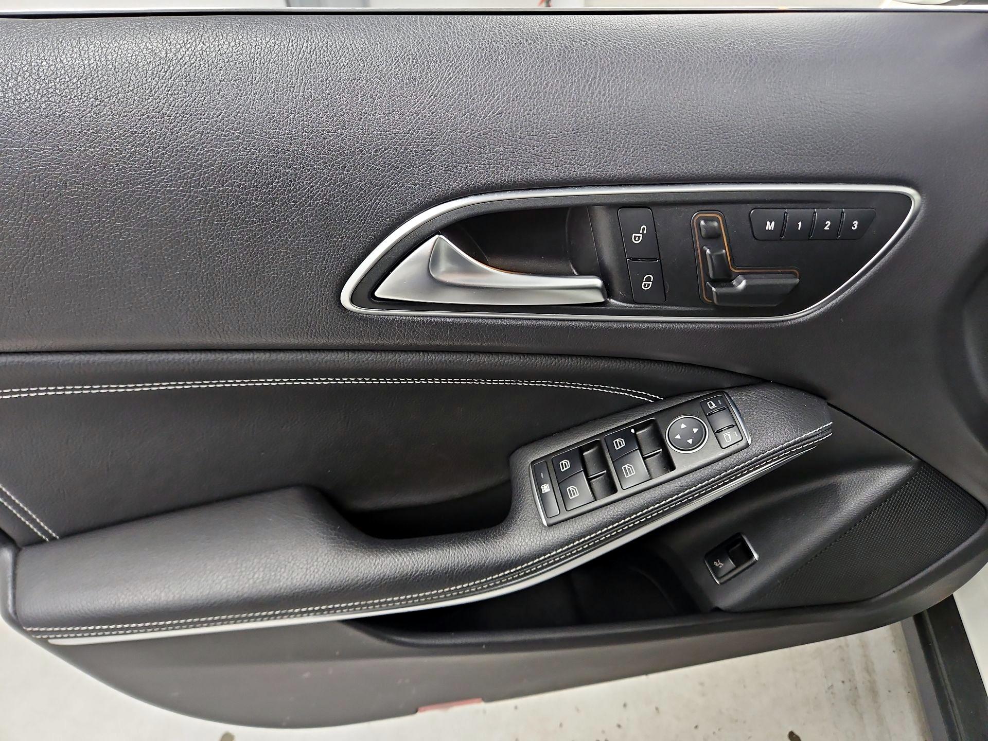 Thumbnail: 2016 Mercedes-Benz GLA - 12