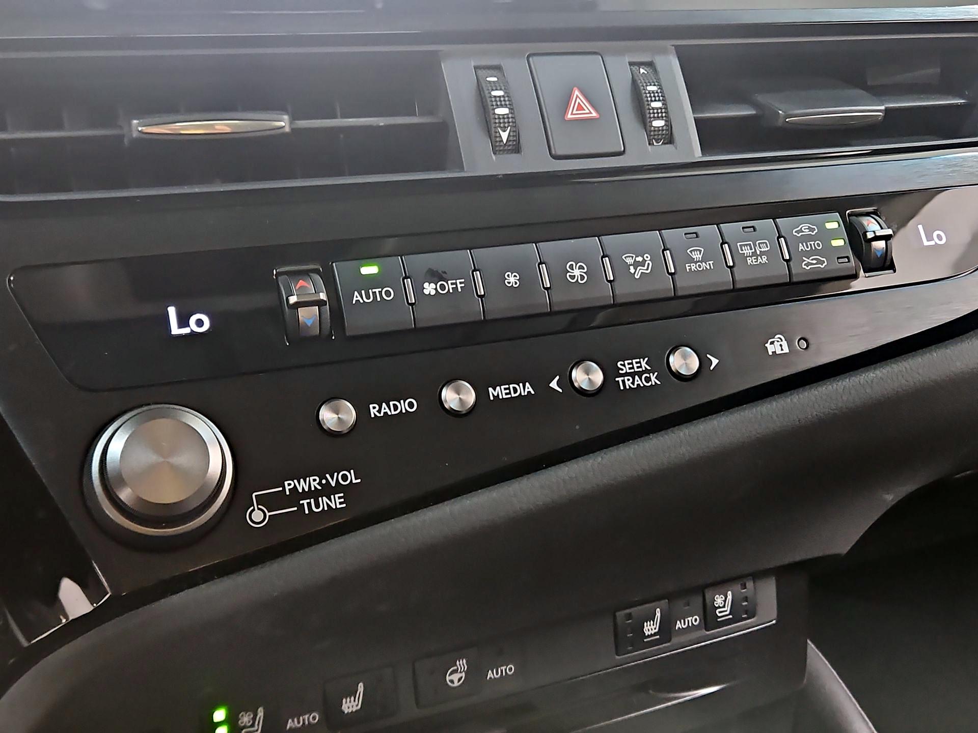 Thumbnail: 2022 Lexus ES - 17