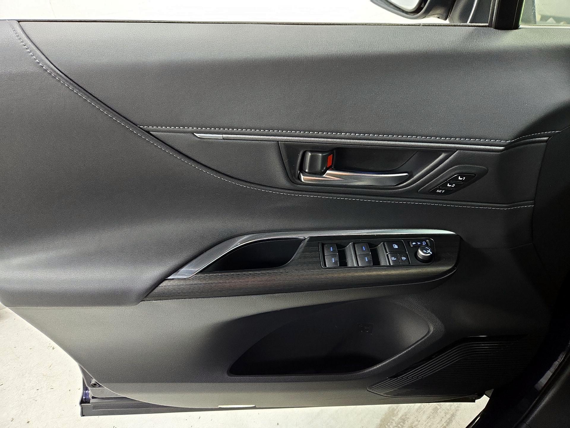 Thumbnail: 2022 Toyota Venza - 12