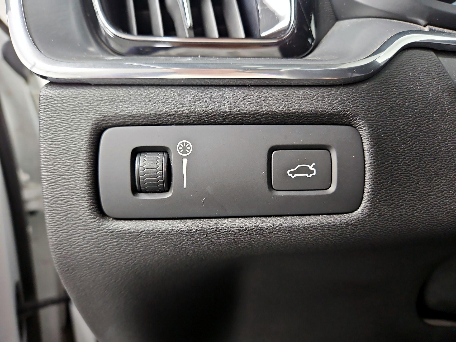 Thumbnail: 2019 Volvo XC60 - 13