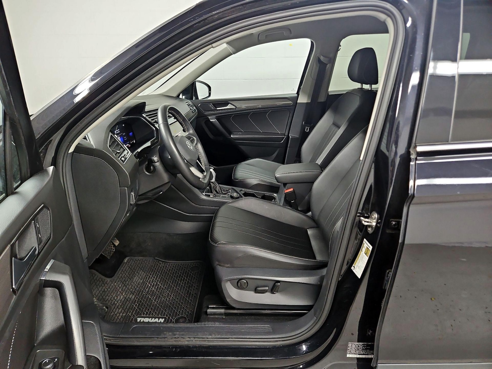 2023 Volkswagen Tiguan SE - Photo 12