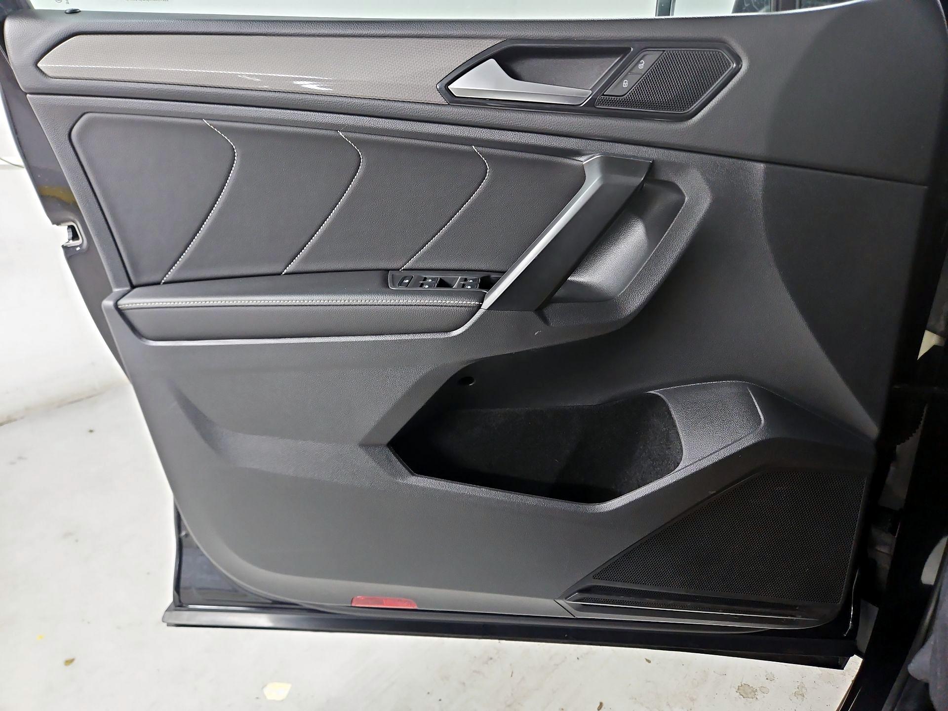 Thumbnail: 2023 Volkswagen Tiguan - 12