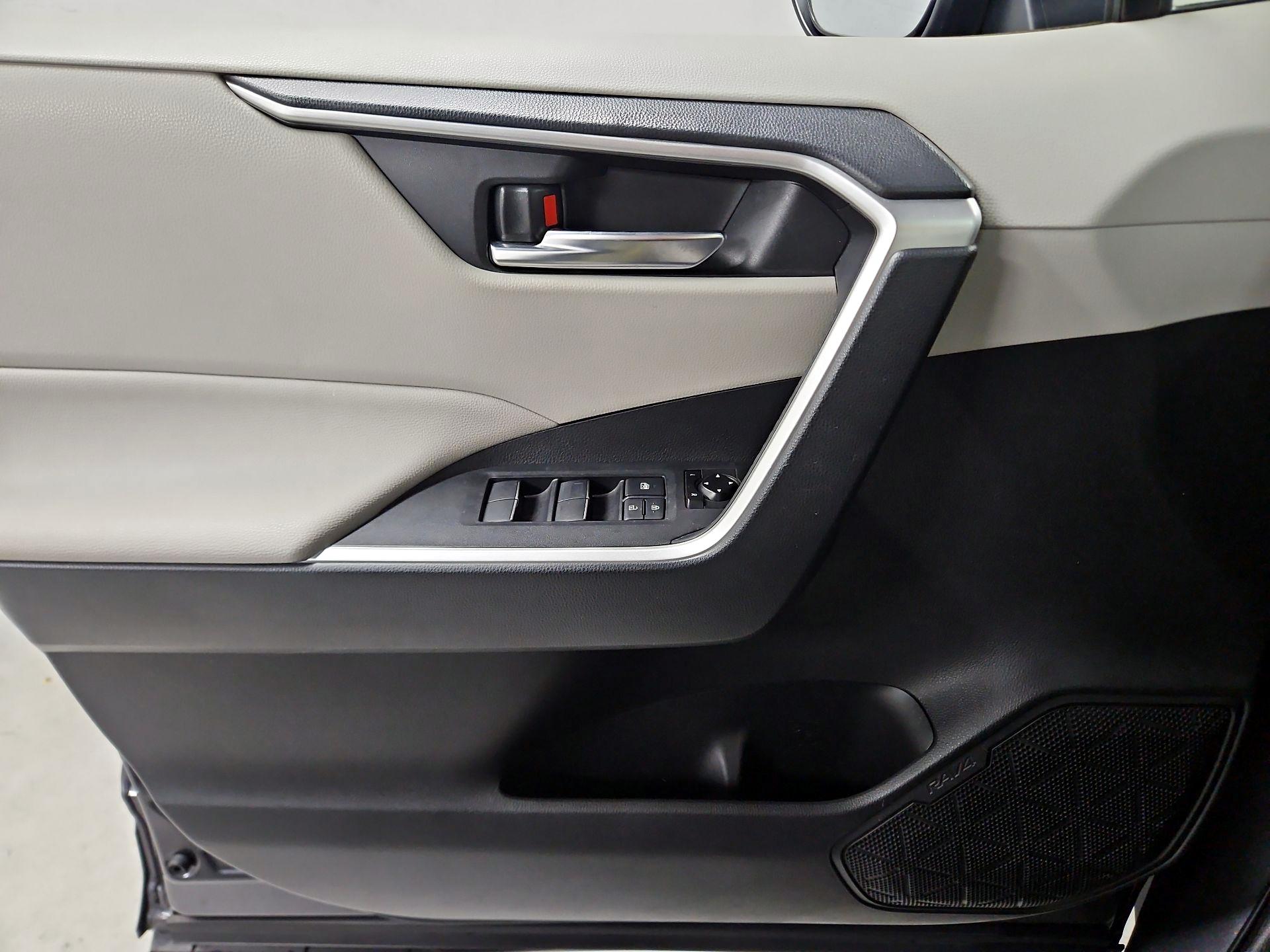 Thumbnail: 2019 Toyota RAV4 - 12