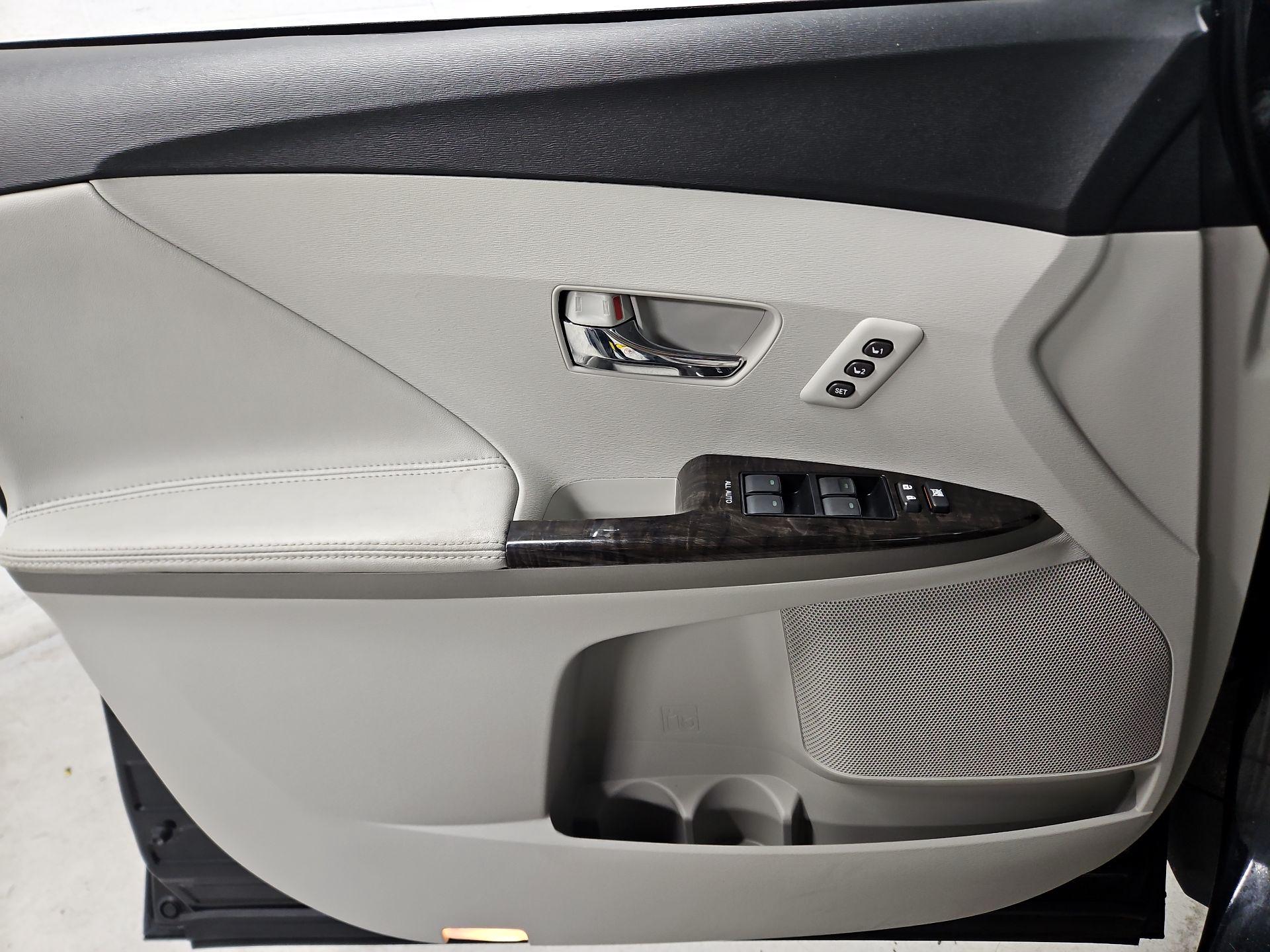 Thumbnail: 2014 Toyota Venza - 12