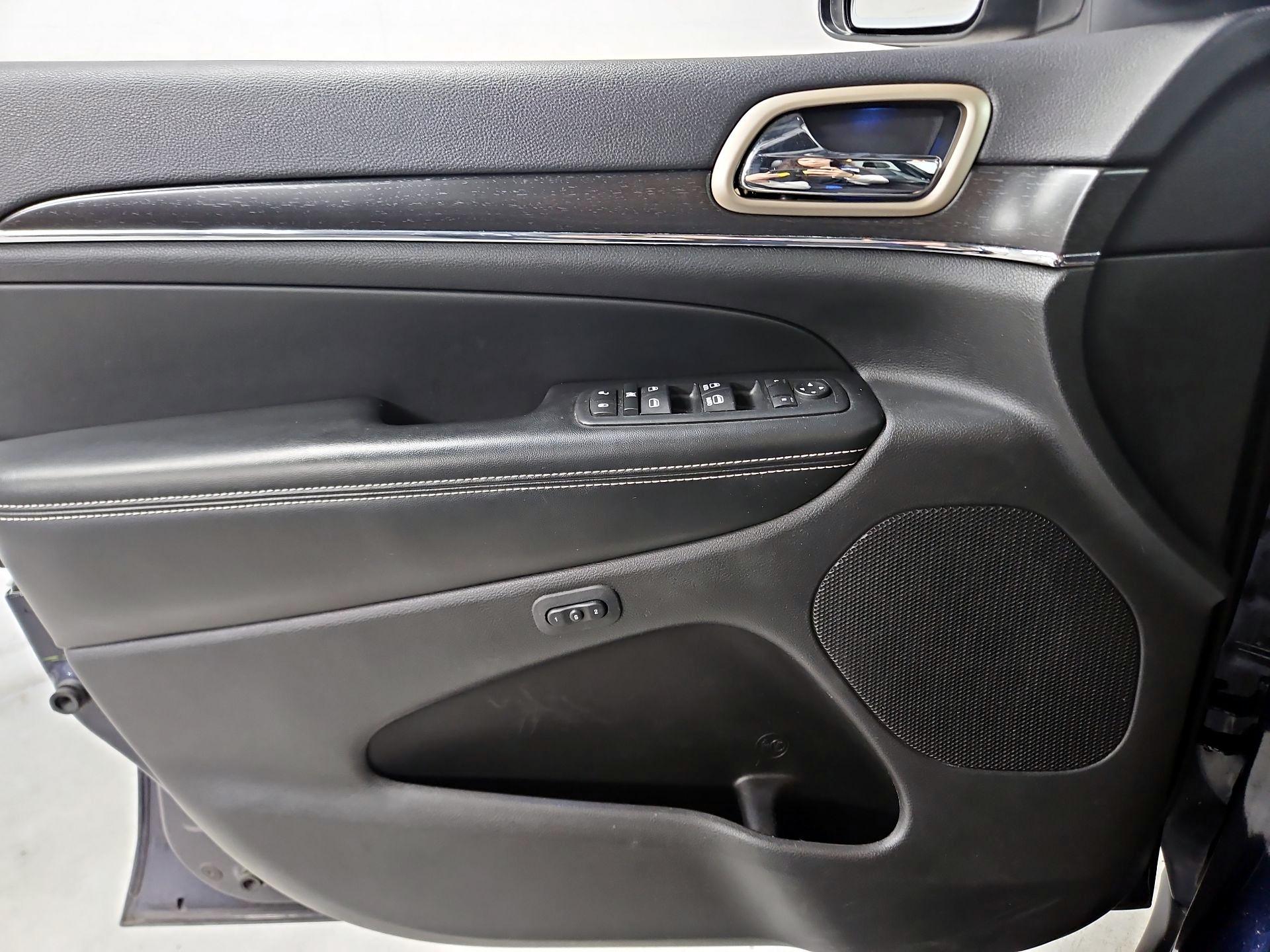 Thumbnail: 2015 Jeep Grand Cherokee - 12