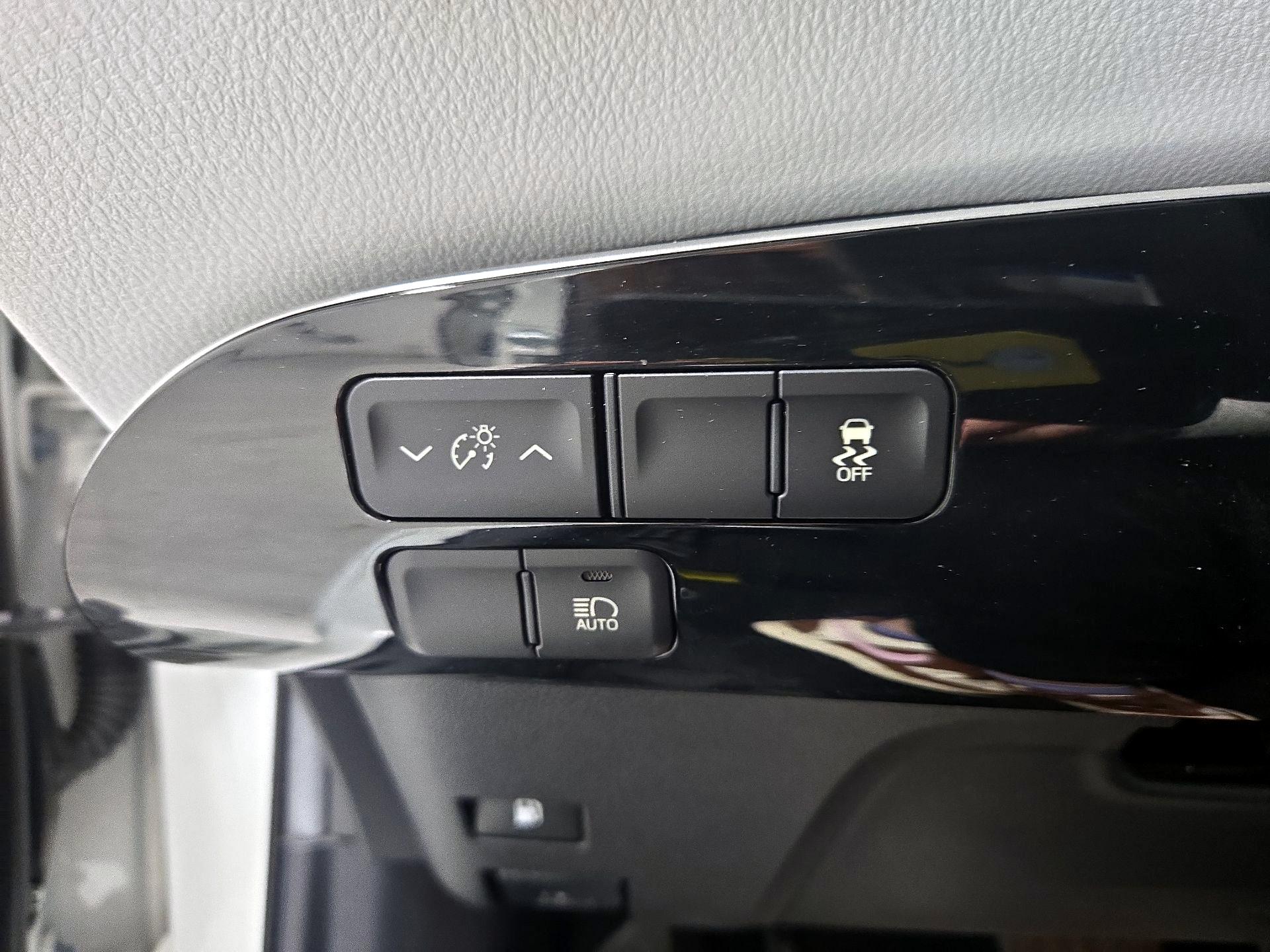 Thumbnail: 2016 Toyota Prius - 13