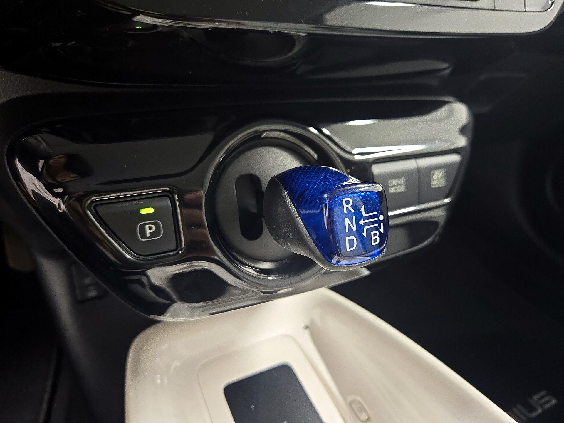 Thumbnail: 2016 Toyota Prius - 18